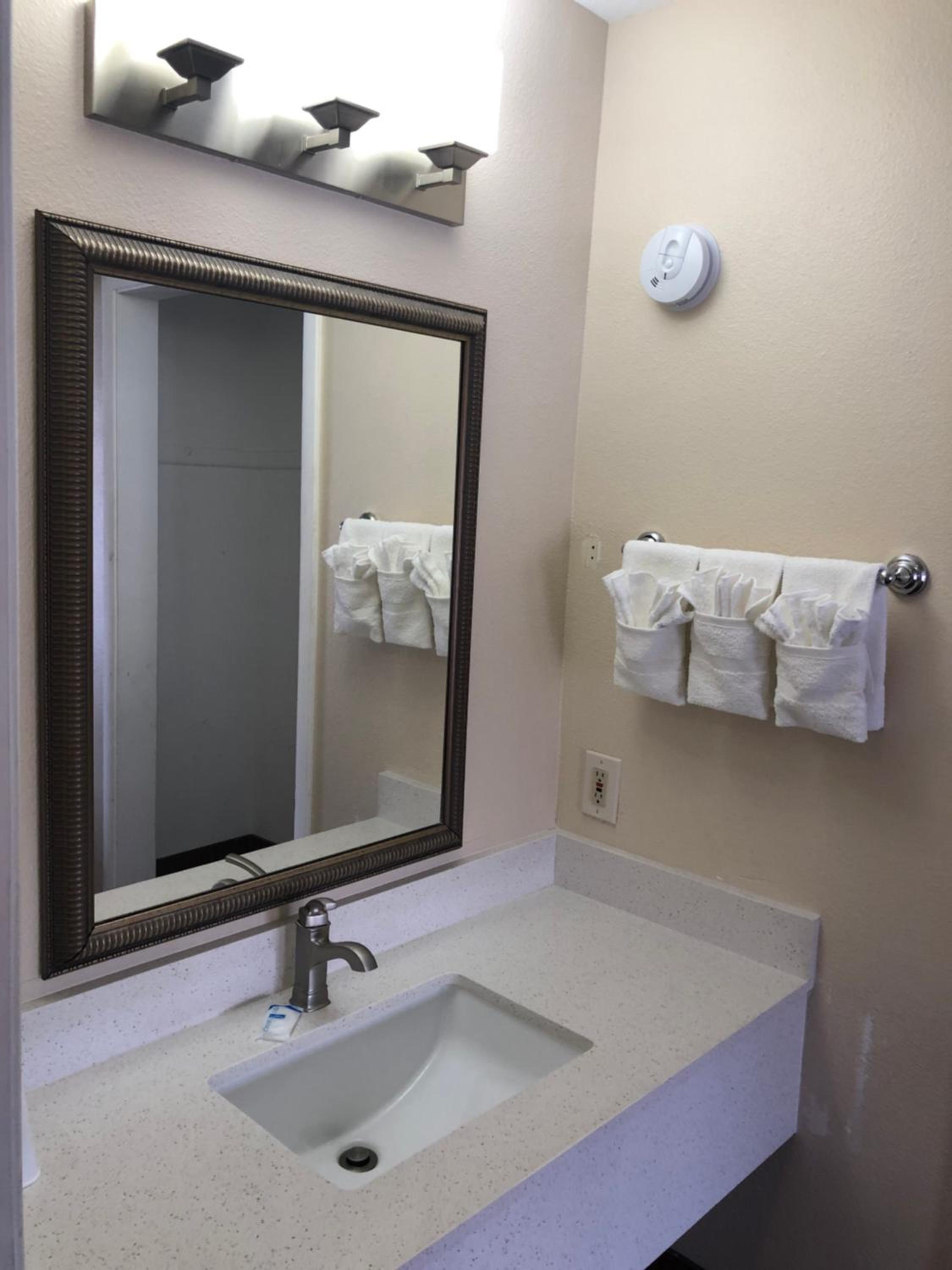 King Room - Non-Smoking - Photo 5