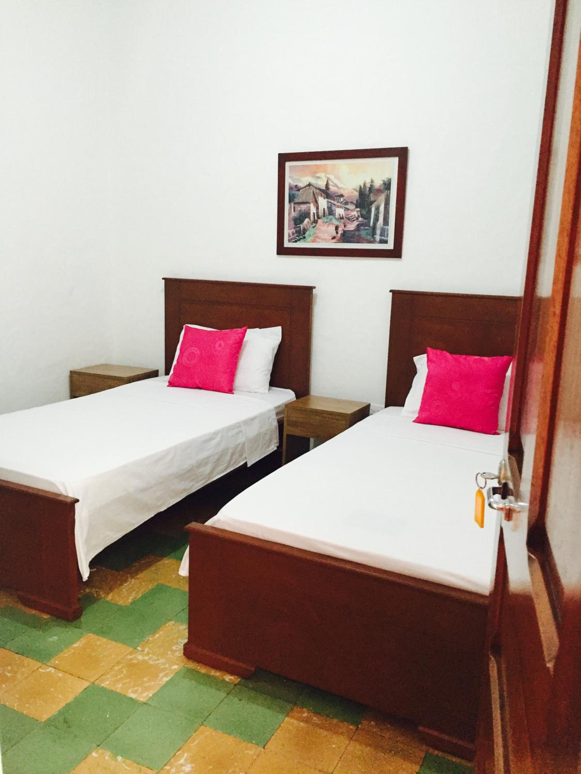 Six-Bedroom House photo 1