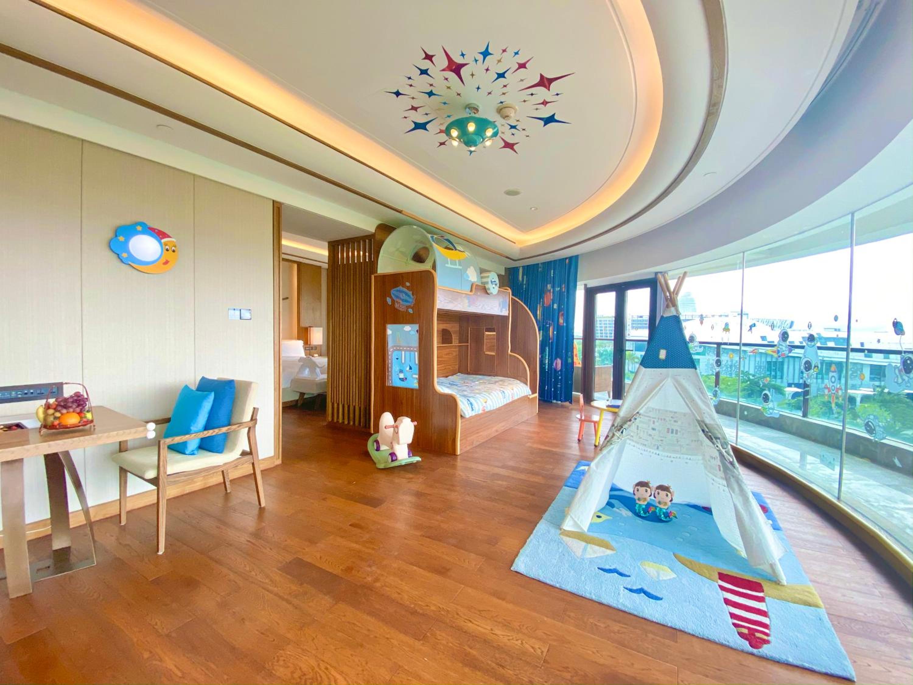 Junior King Suite with Bunk Bed - Kids Theme