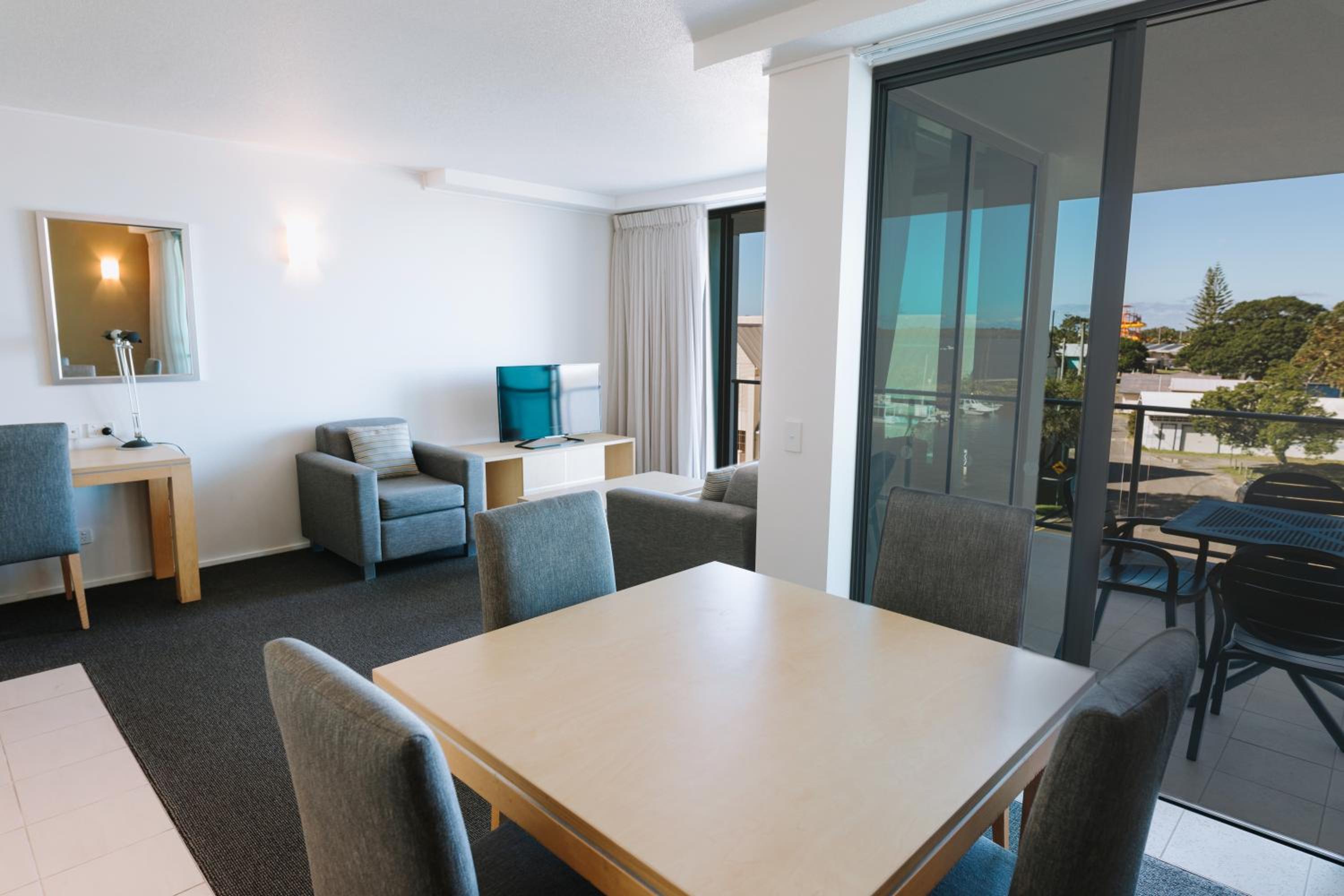 One-Bedroom Suite - Photo 7
