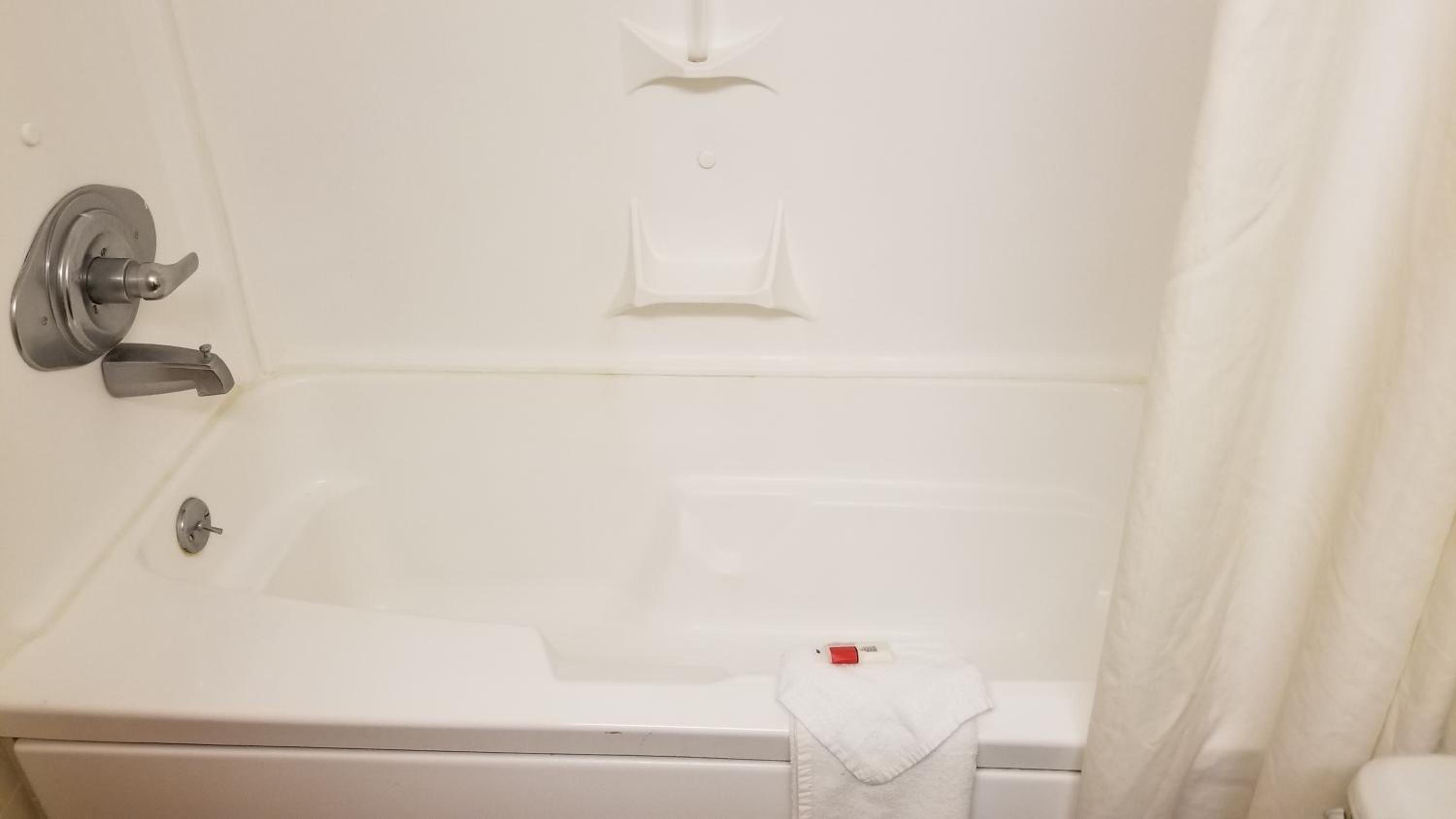 Queen Room with Two Queen Beds - Non-Smoking - Photo 4