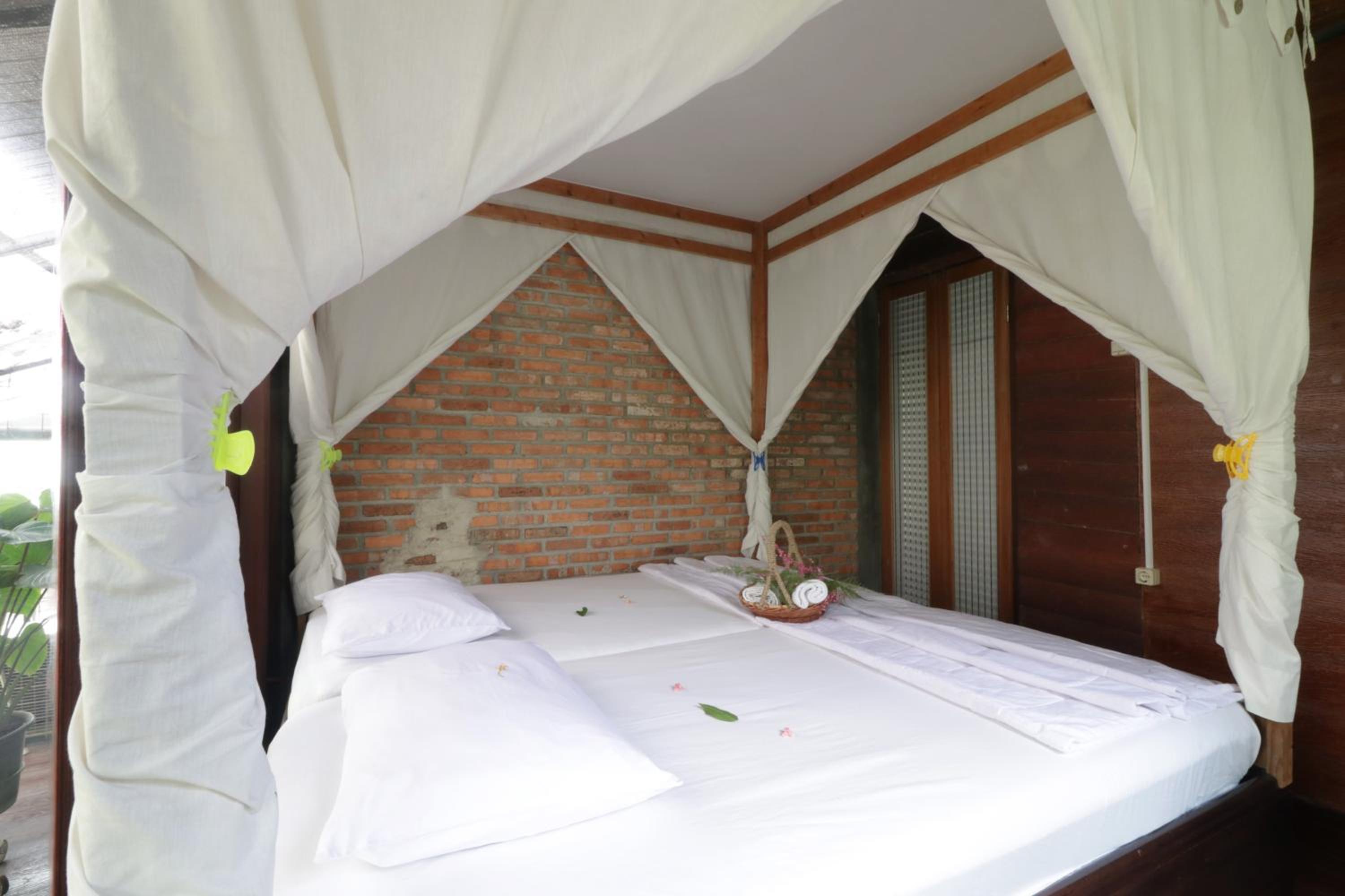 Deluxe Double Room with Balcony - Photo 5