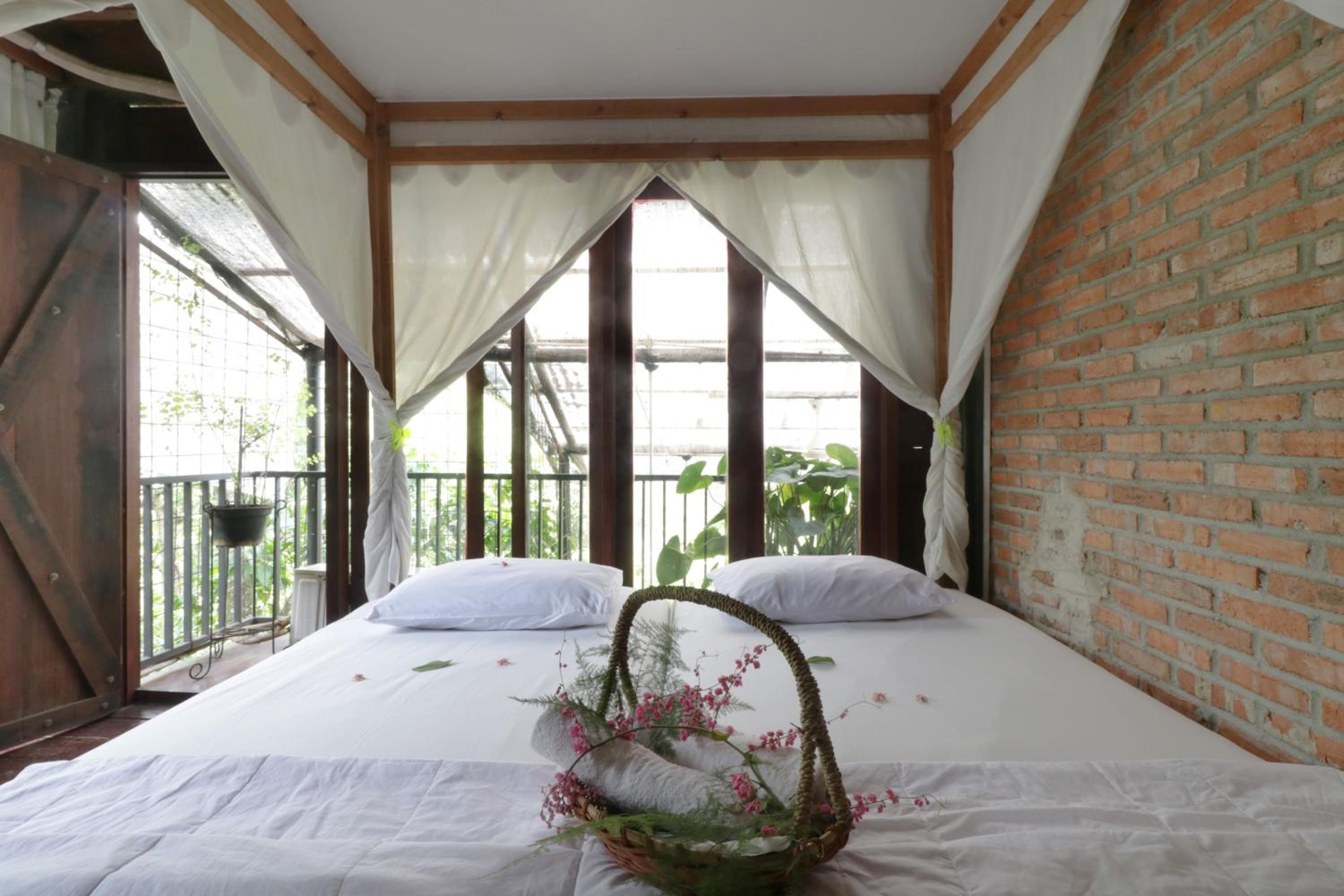 Deluxe Double Room with Balcony - Photo 7