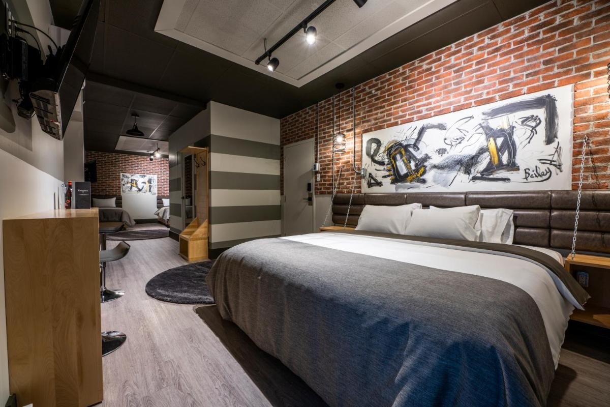Deluxe King Room photo 1