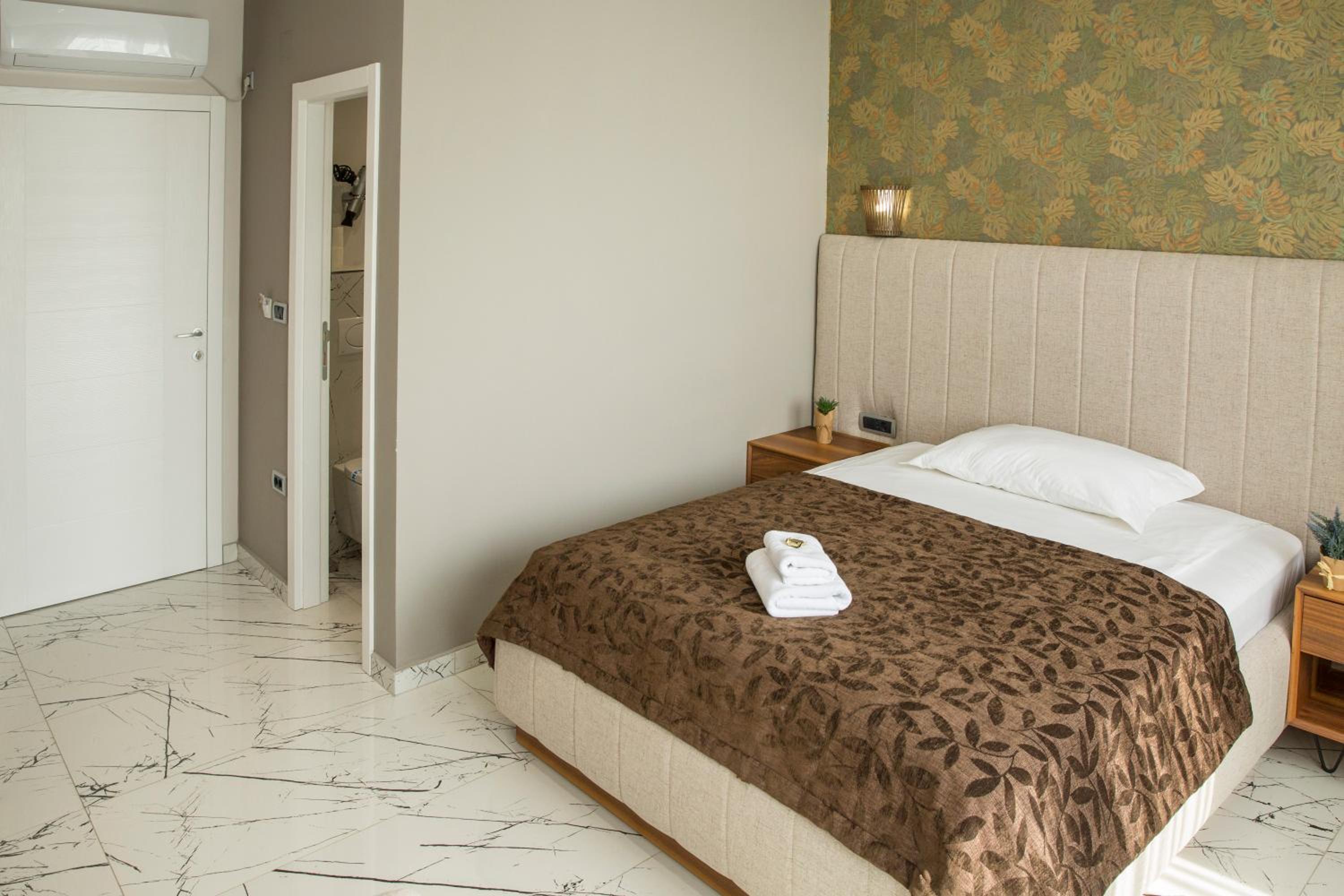 Standard Double or Twin Room - Photo 6