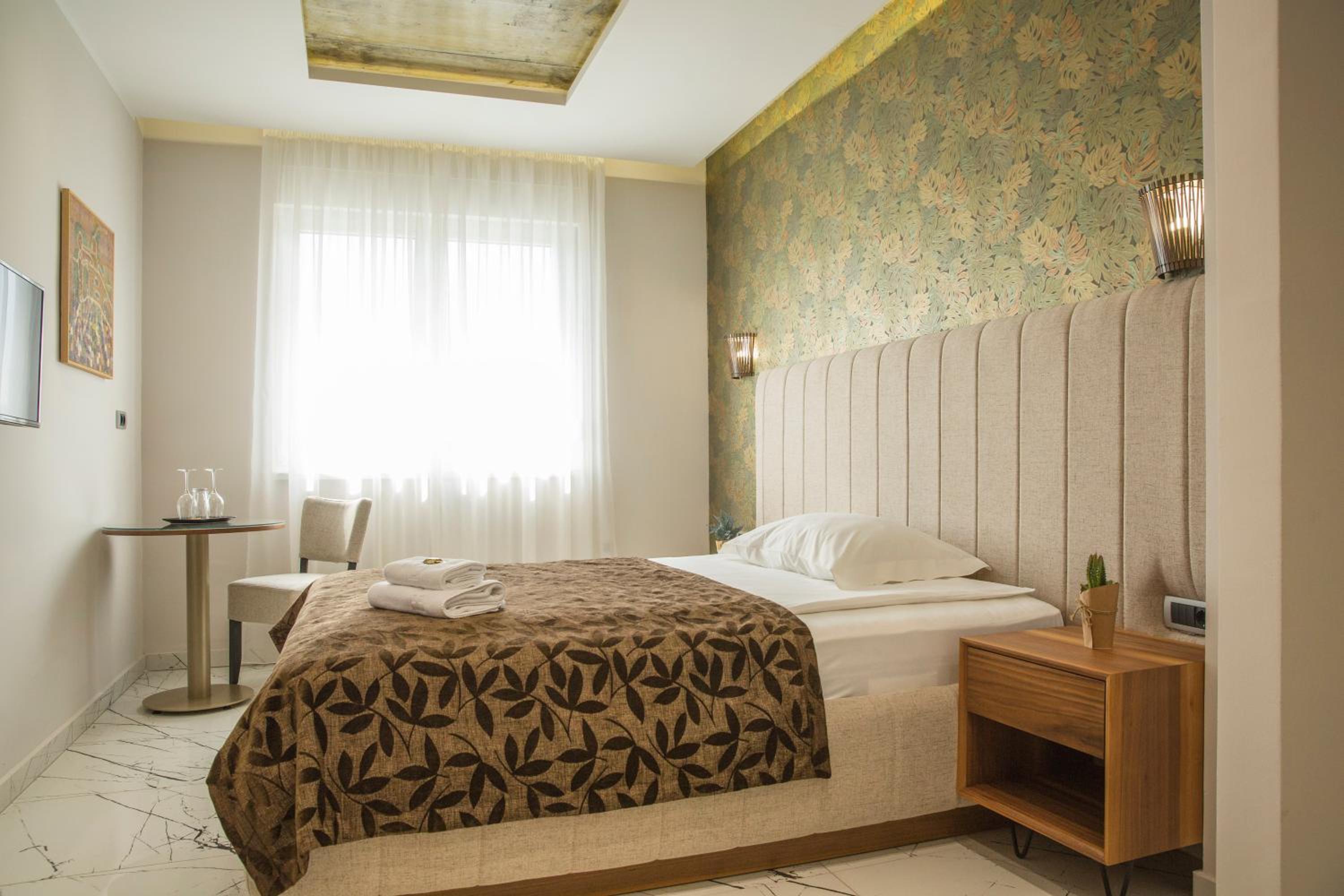 Standard Double or Twin Room - Photo 12