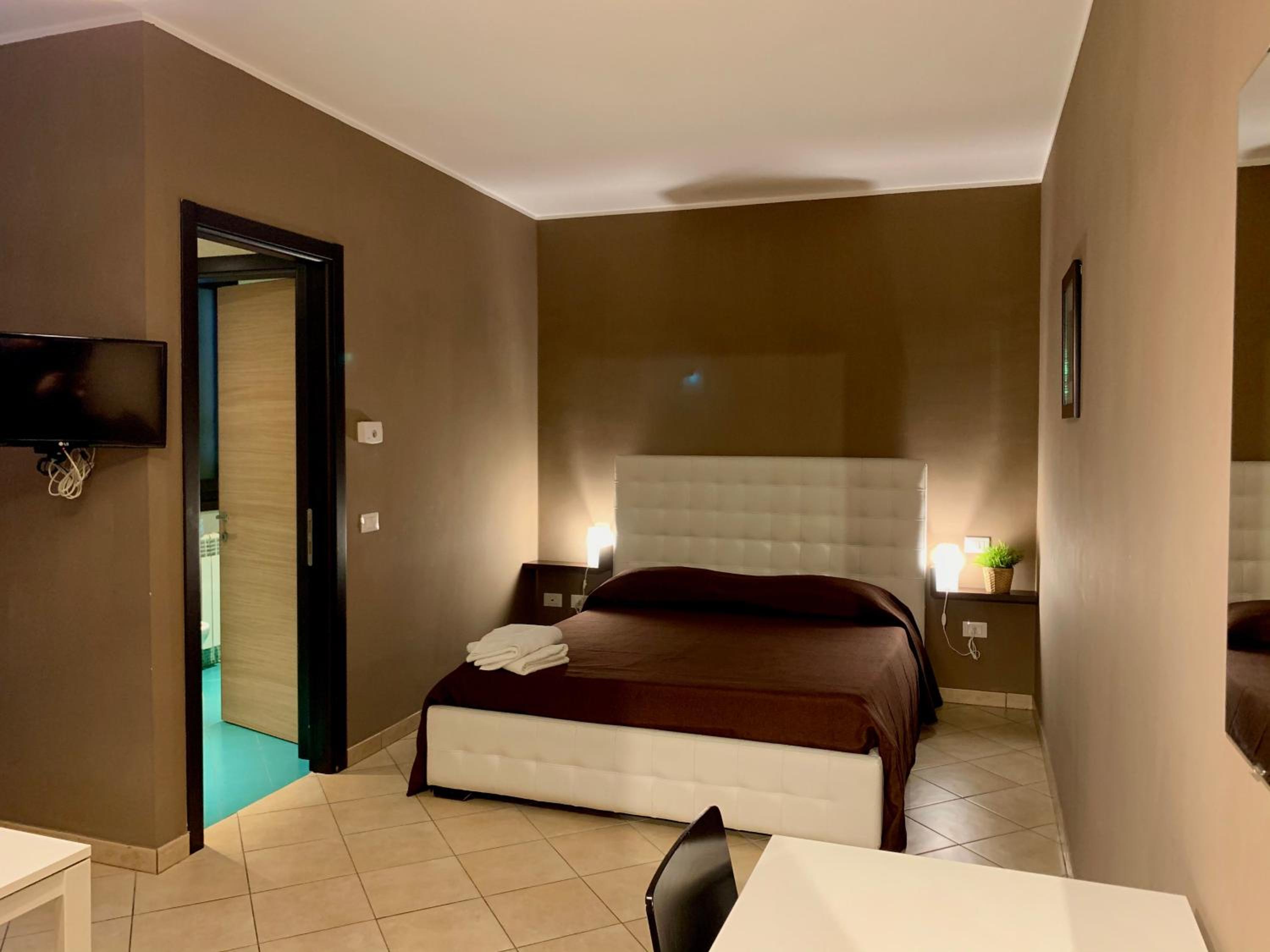 Double Room - Photo 16