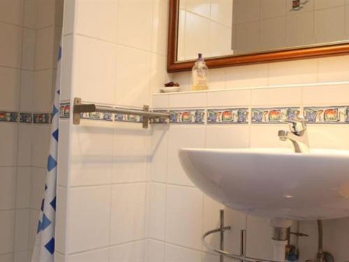 Twin Room with Private Bathroom photo 2
