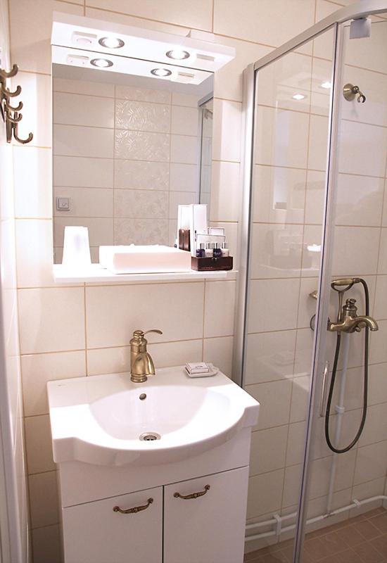 Double or Twin Room with Bathroom - Photo 2