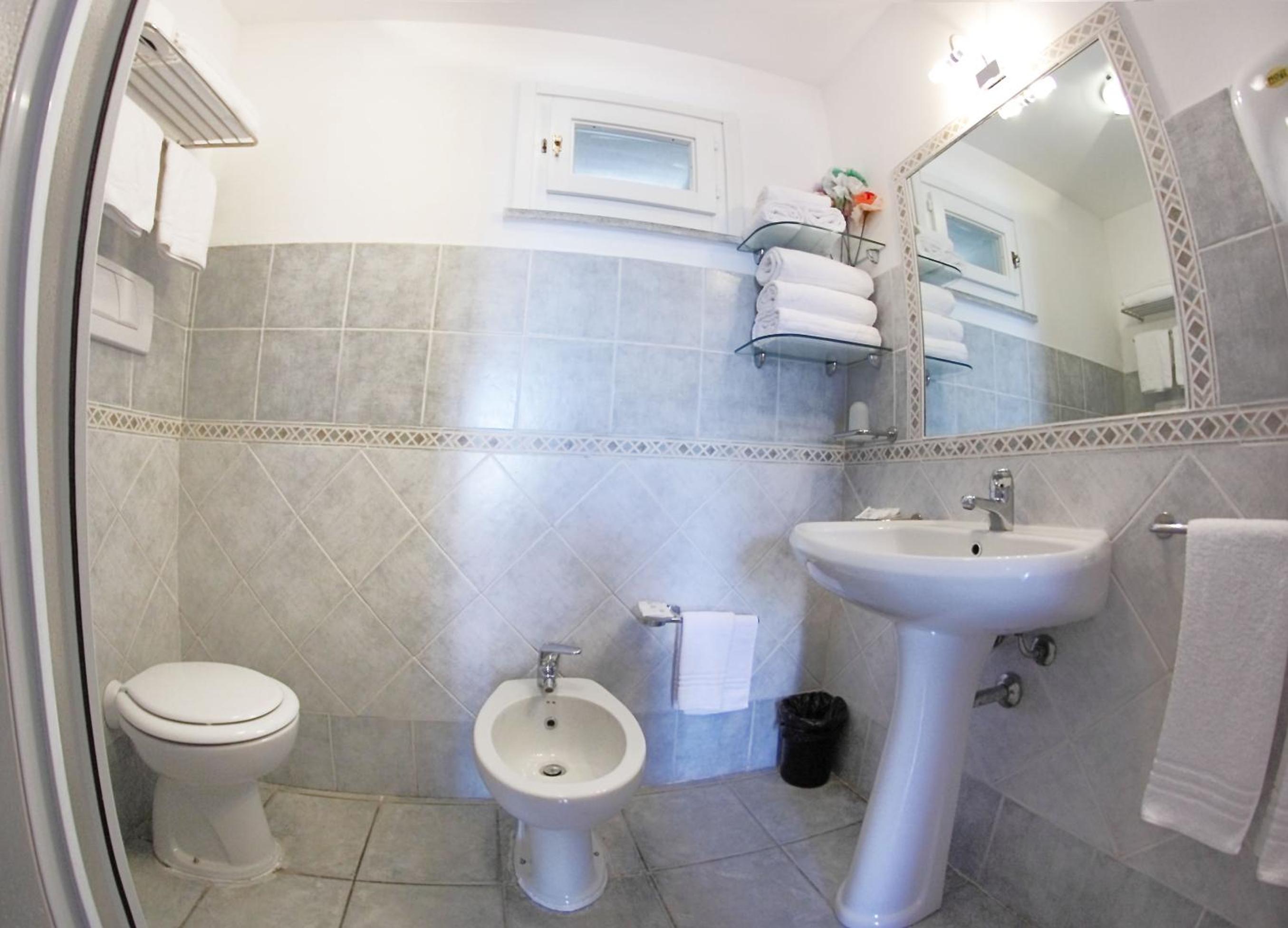 Double or Twin Room with Sea View - Photo 6