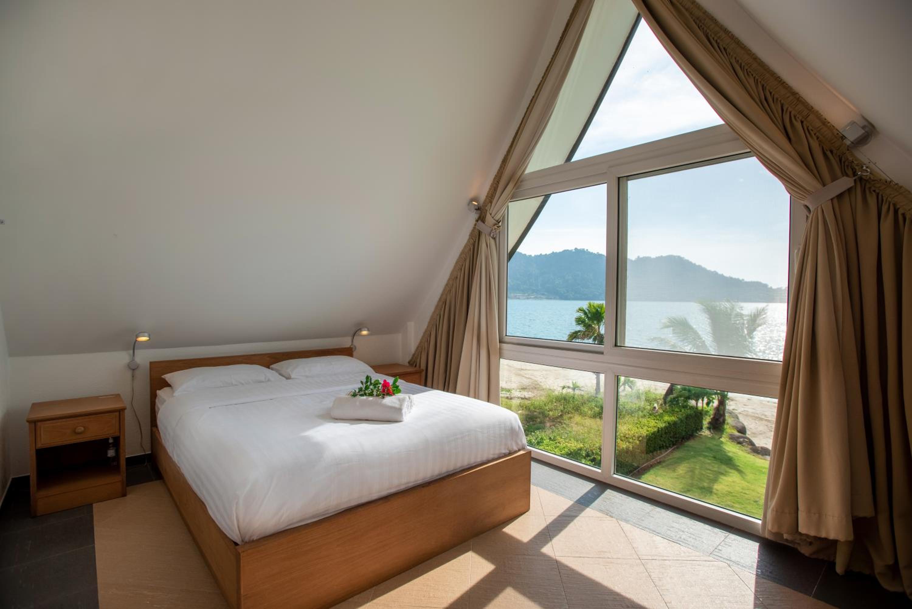 Three-Bedroom Villa - Beach Front - Photo 8