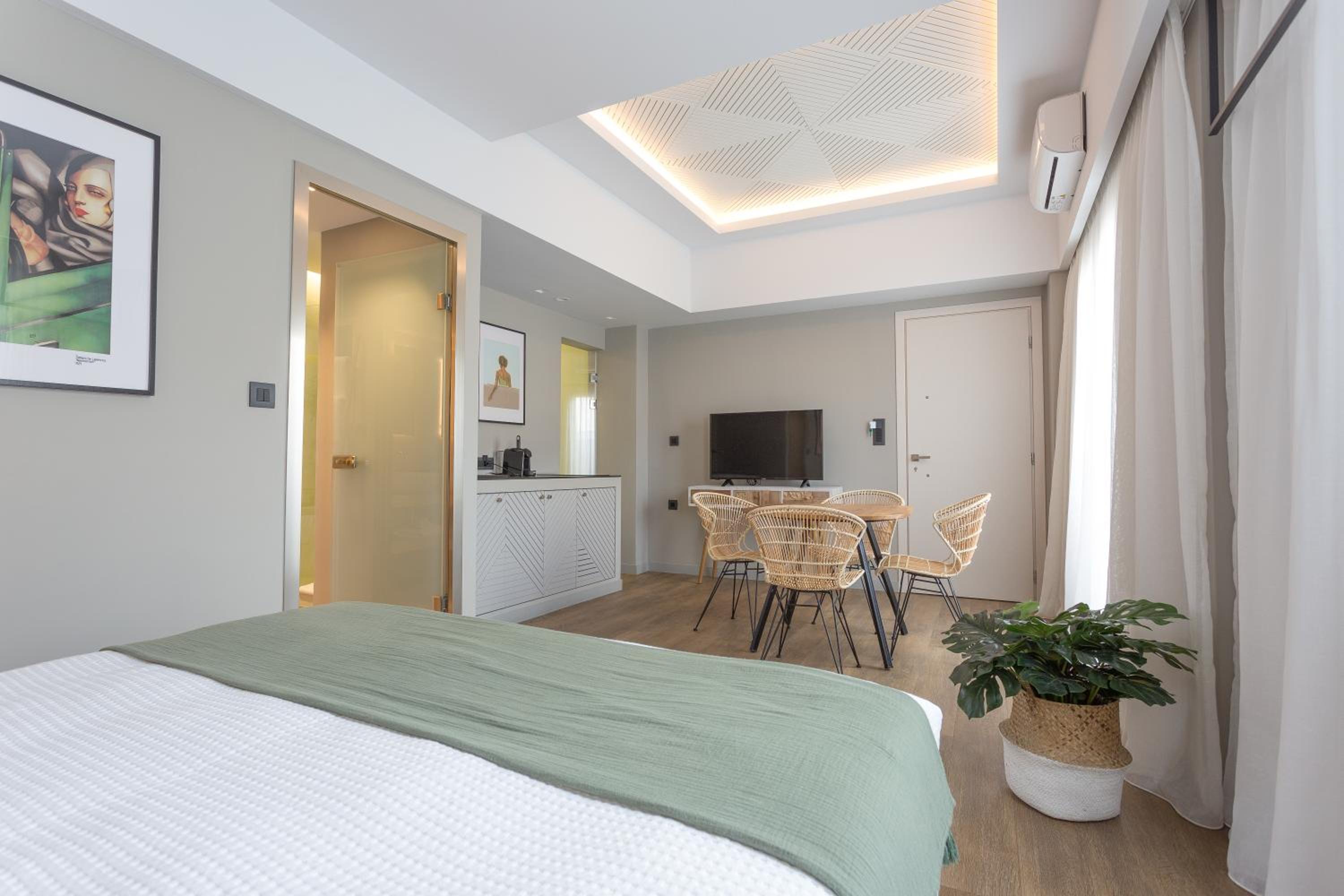 Executive Suite - Photo 13