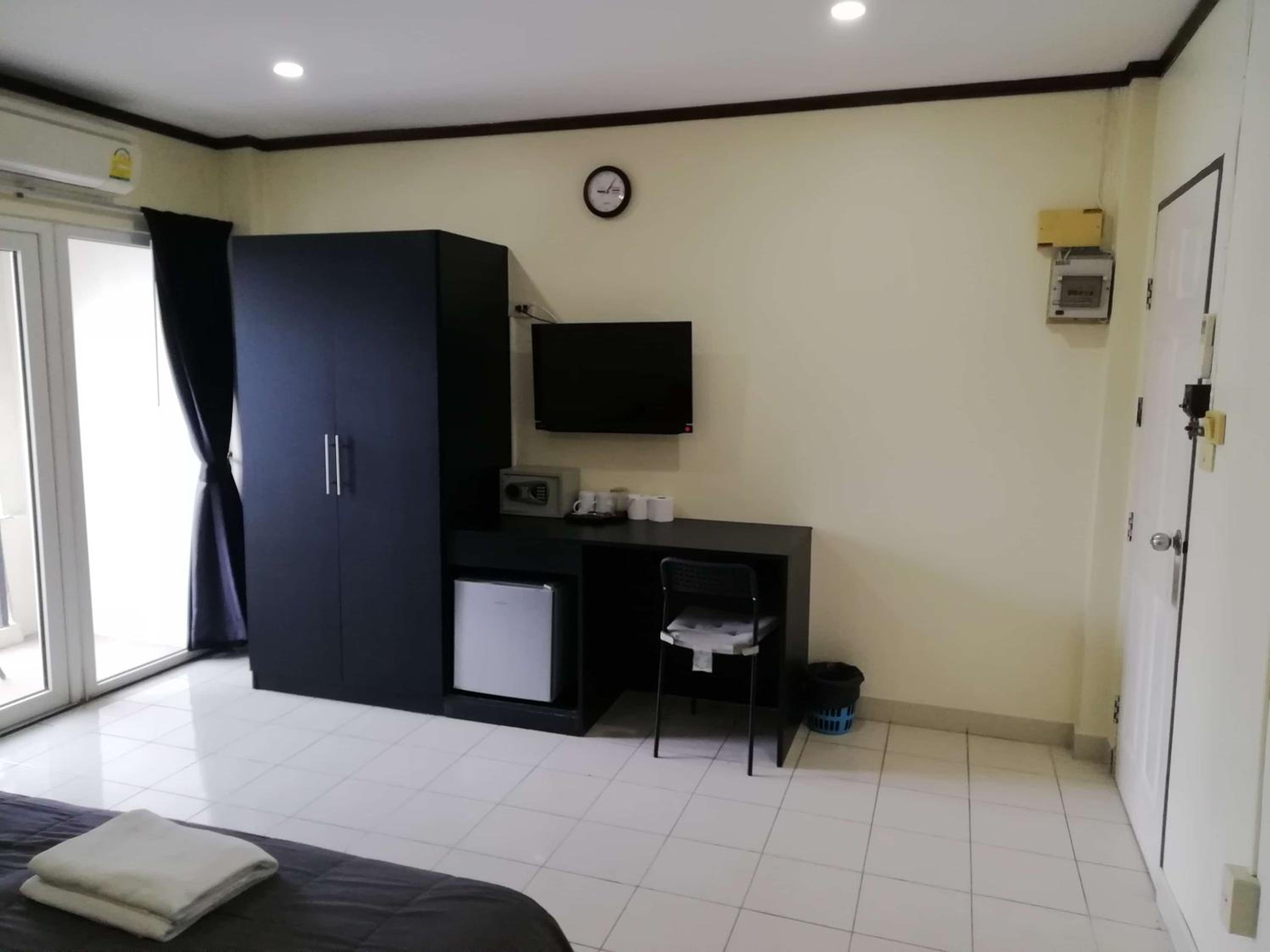 Superior Double Room with Balcony & Street View - Photo 2