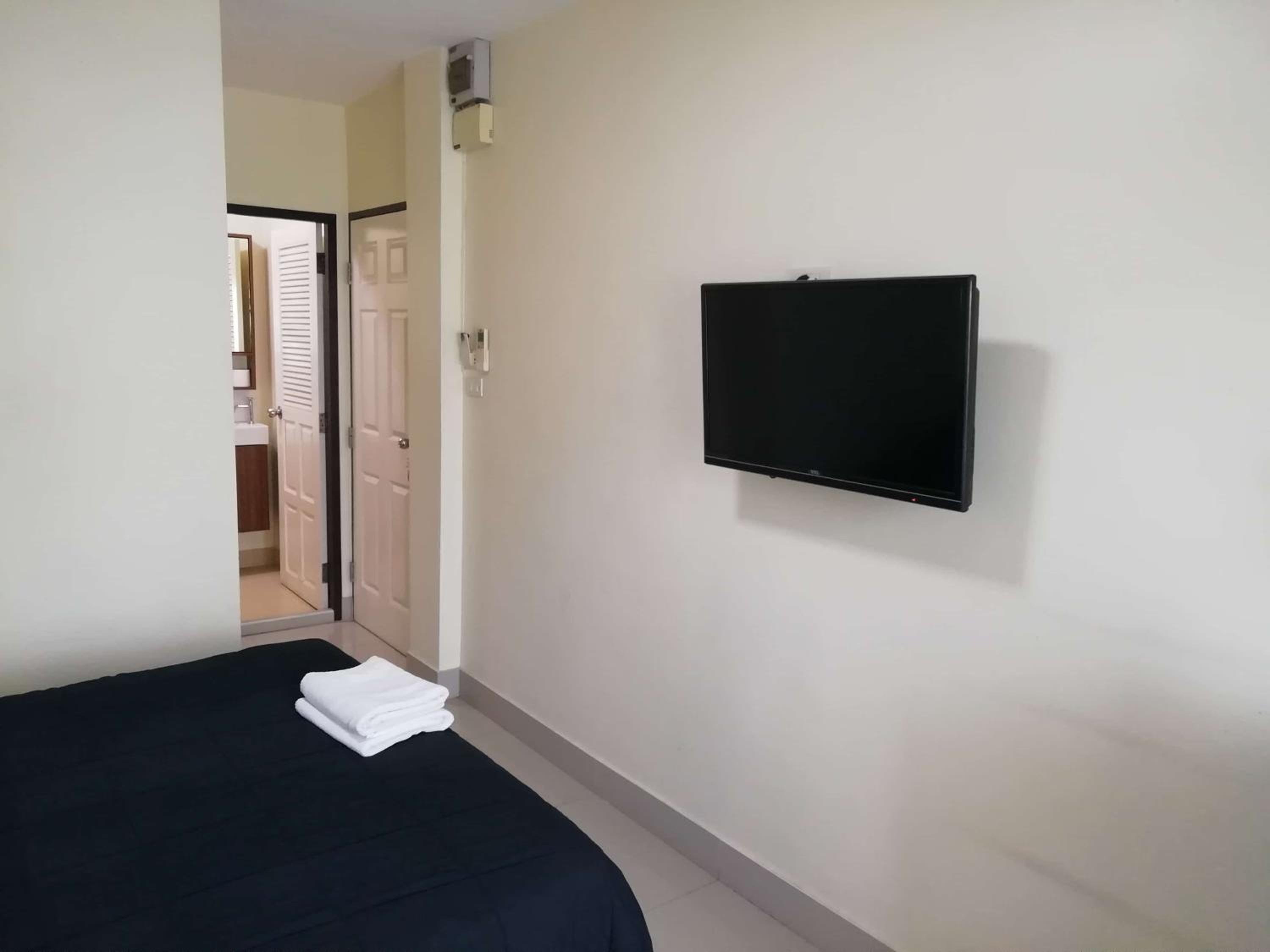 Standard Double Room with Balcony & Street View - Photo 4
