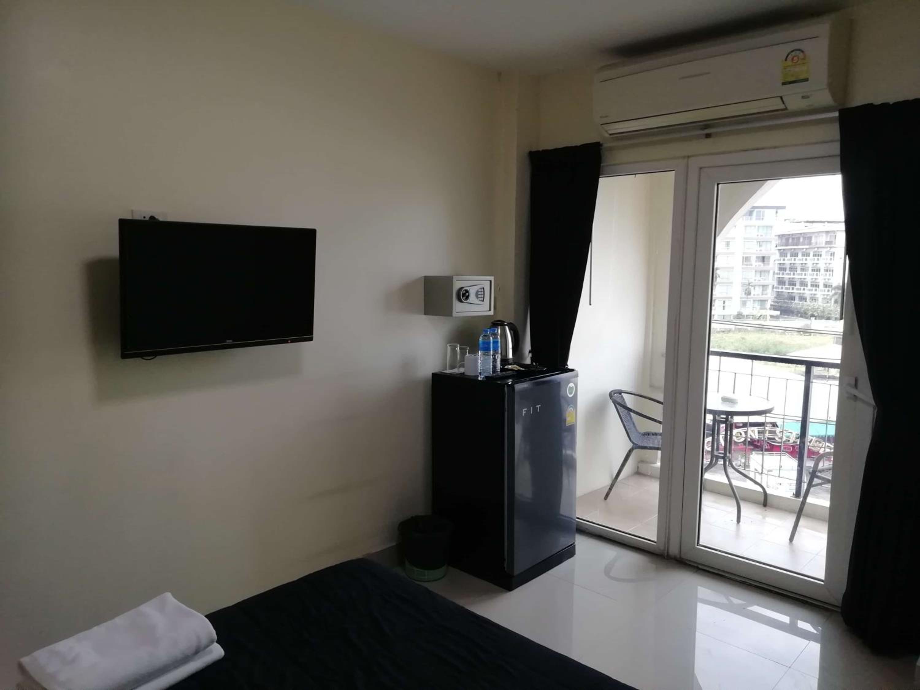 Standard Double Room with Balcony & Street View - Photo 3