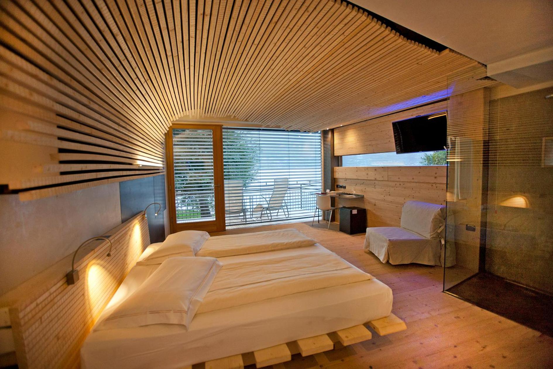 Junior Suite with Panoramic Lake View photo 3