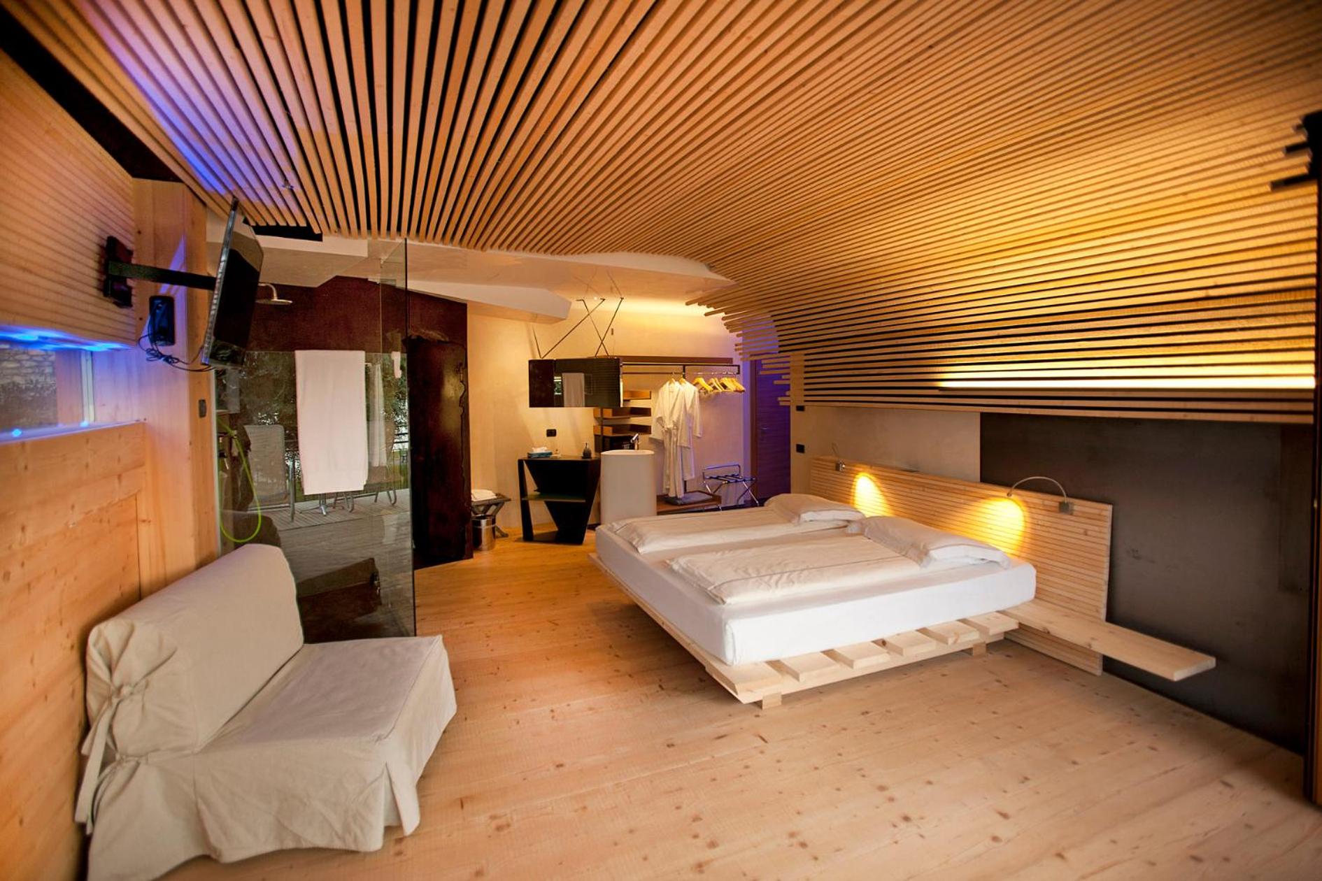 Junior Suite with Panoramic Lake View photo 2
