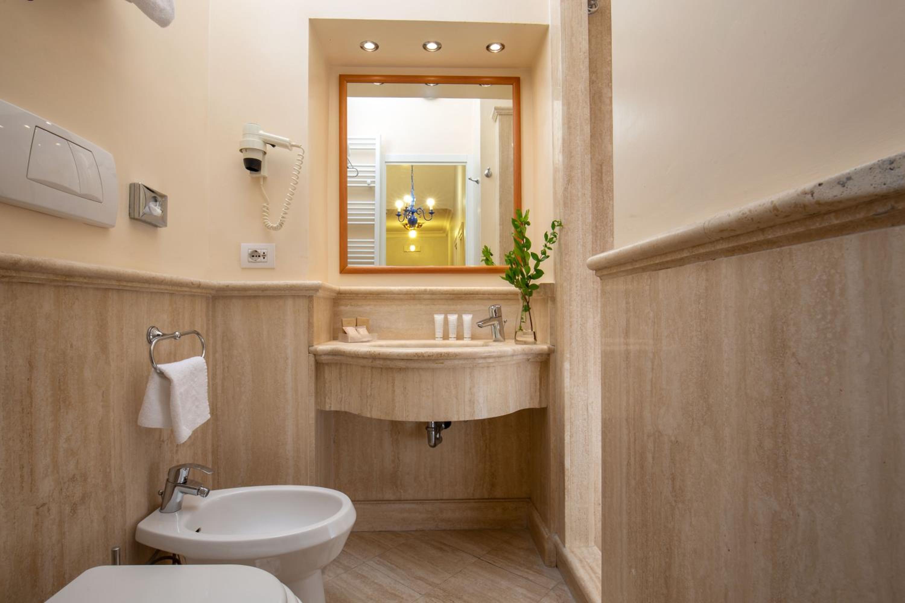 Double or Twin Room - Via dei Greci 23 thumbnail 5