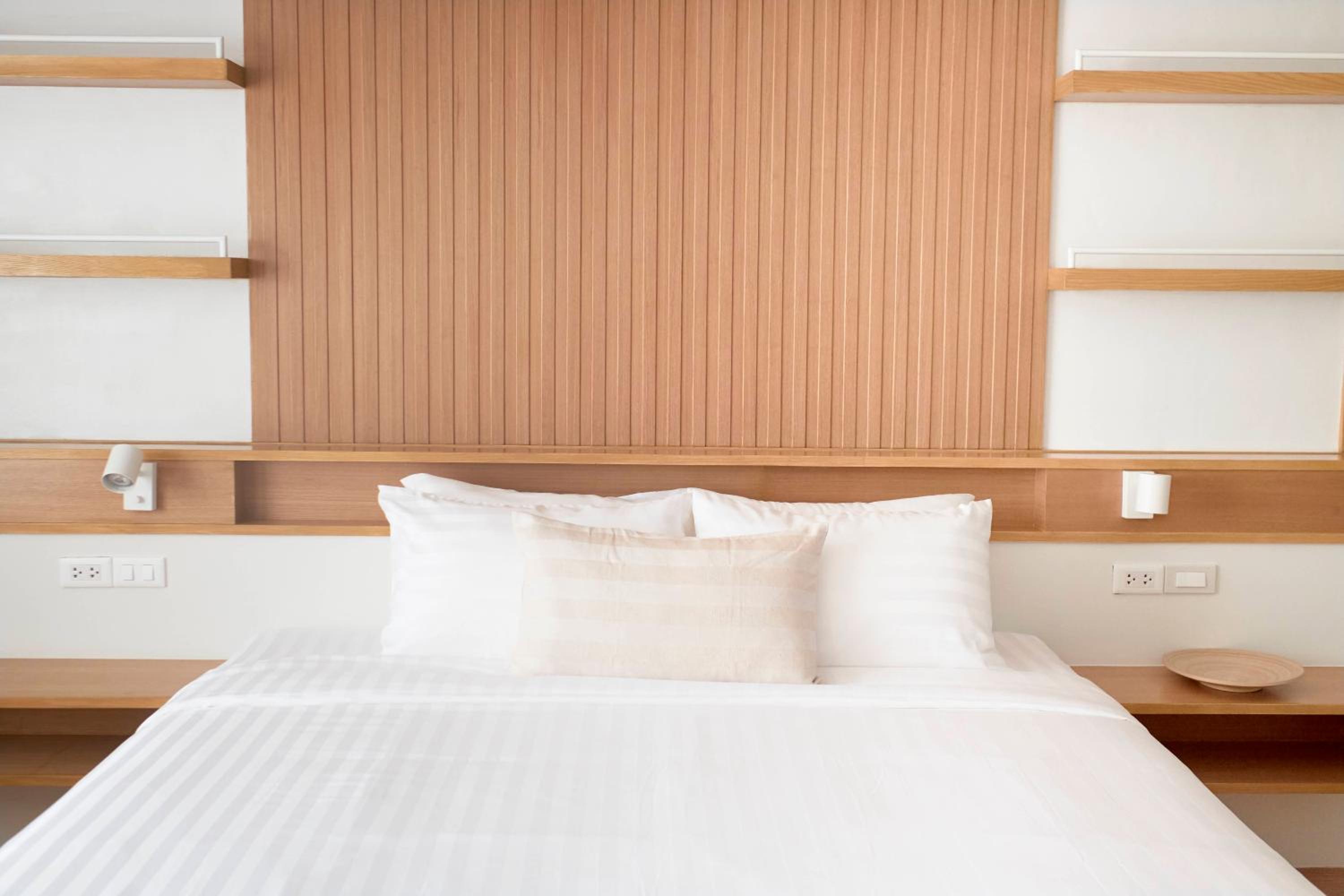 Studio King Size Bed - Photo 2