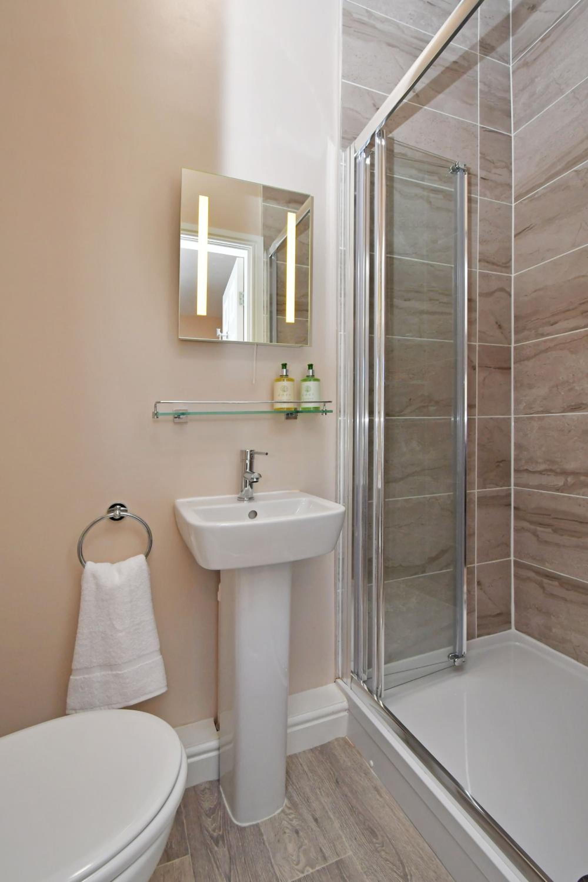 Deluxe King Room - Photo 2