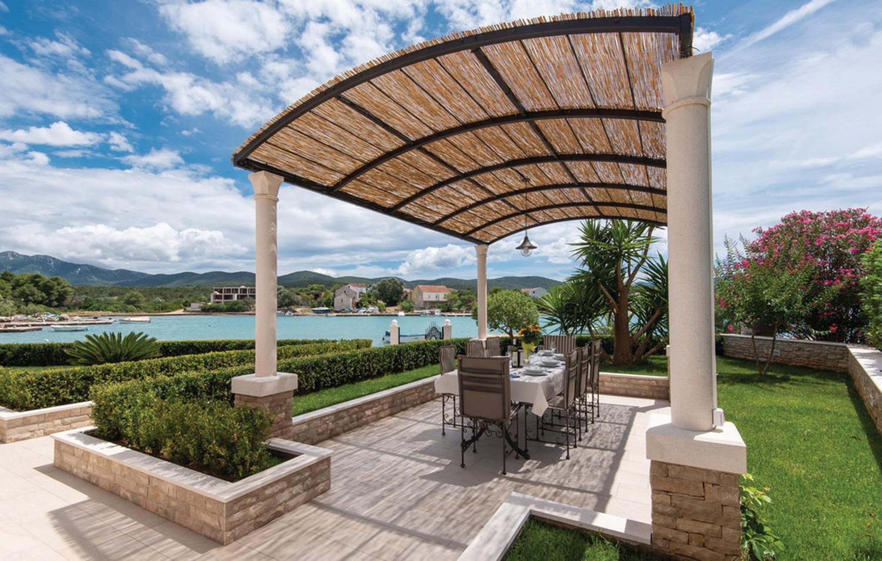 Three Bedroom Holiday Home with Pool and Sea View photo 3
