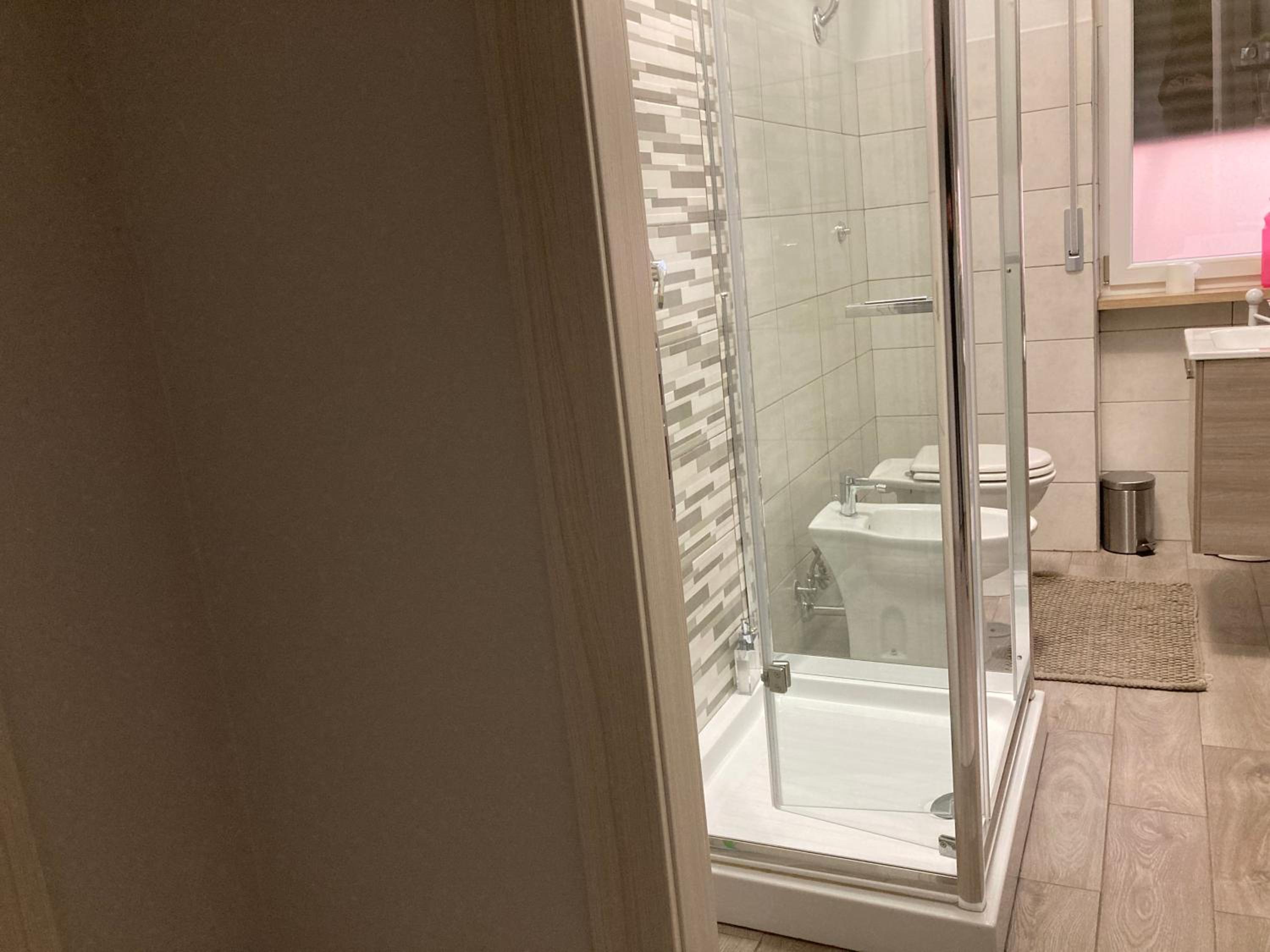Double Room with Private External Bathroom - Photo 9
