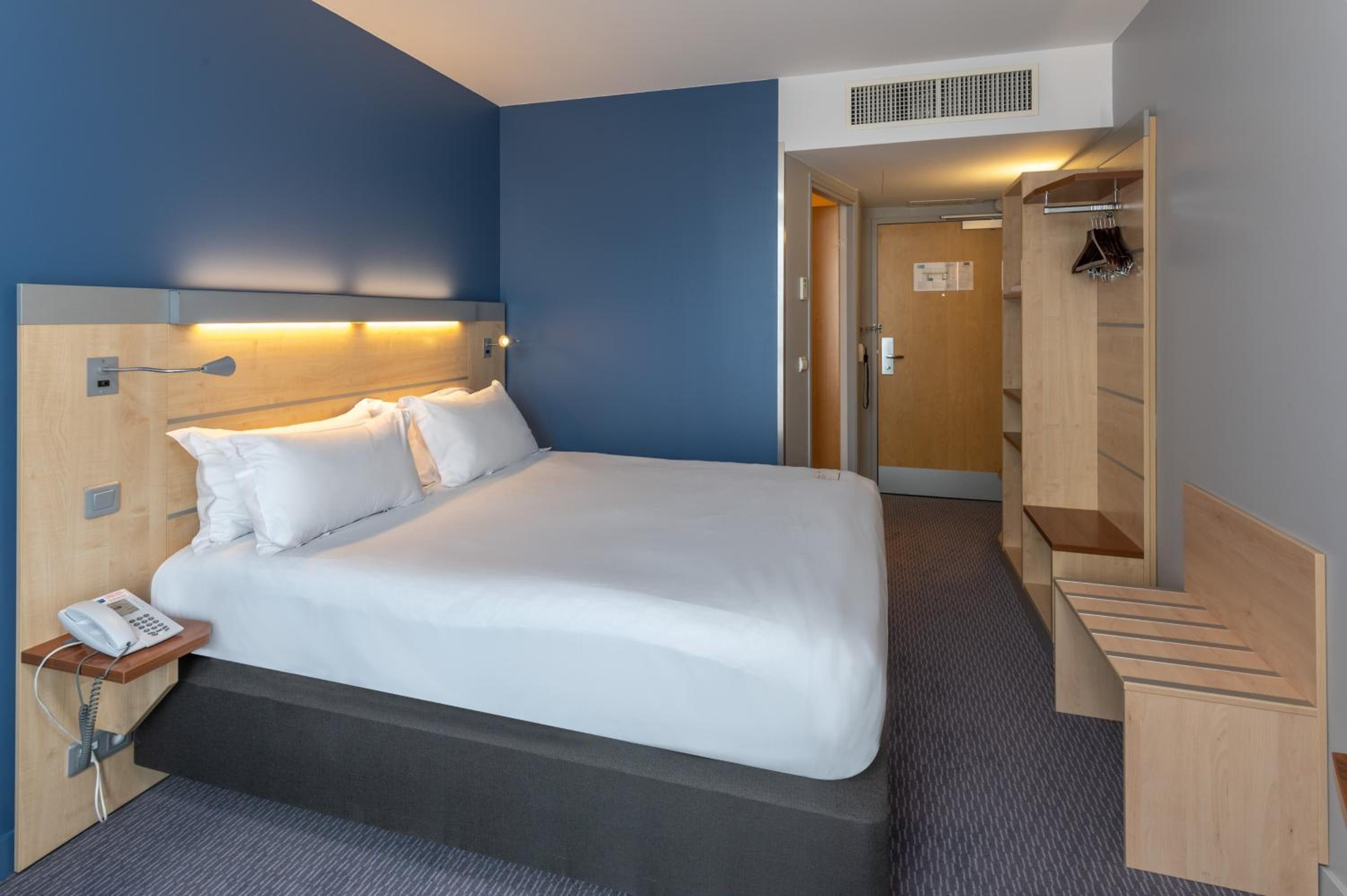 Standard Room with Free Breakfast - Photo 2