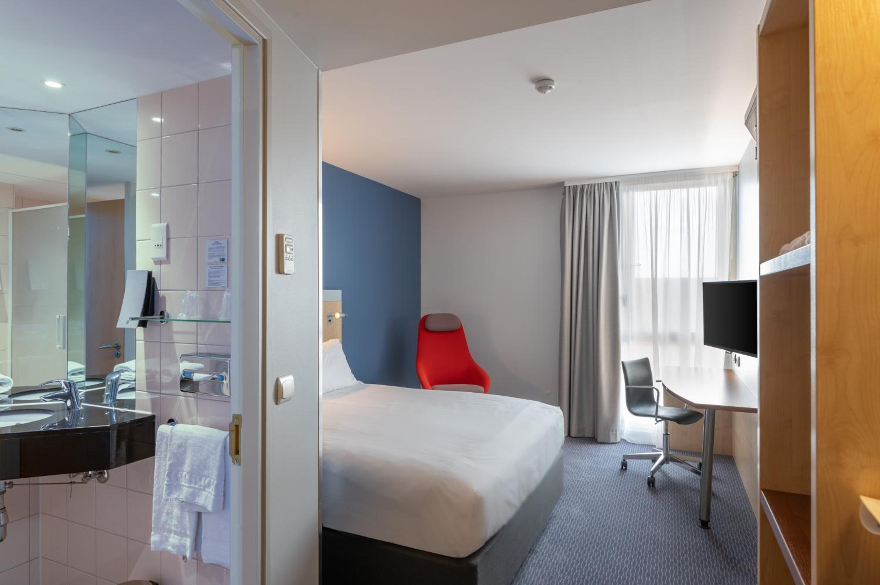 Standard Double Room with Free Breakfast - Photo 5
