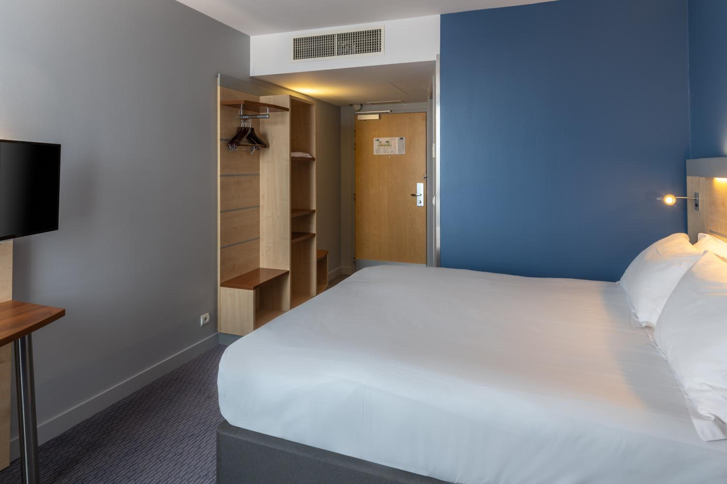 Standard Double Room with Free Breakfast - Photo 4