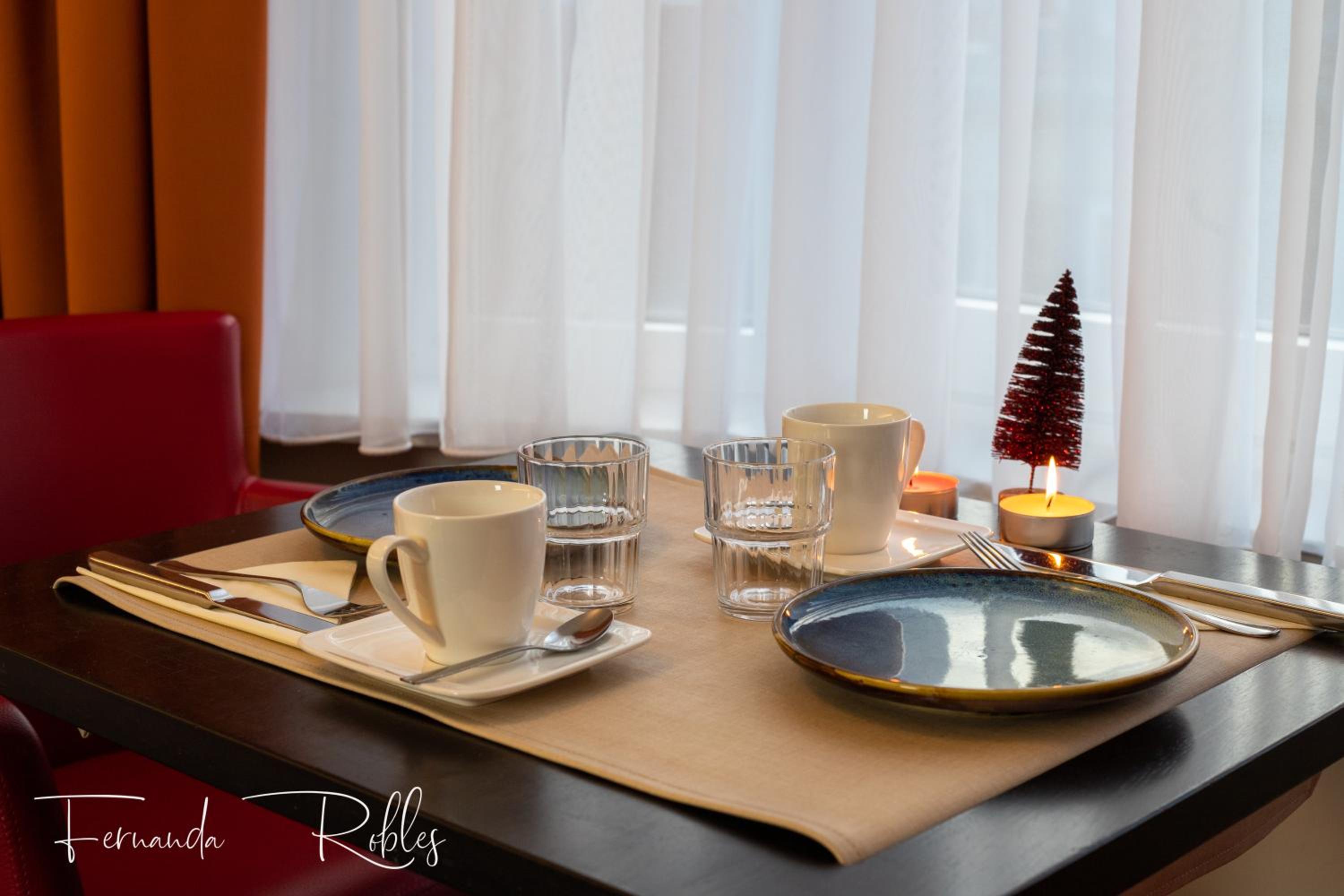 Large Double Room with Balcony - Photo 5