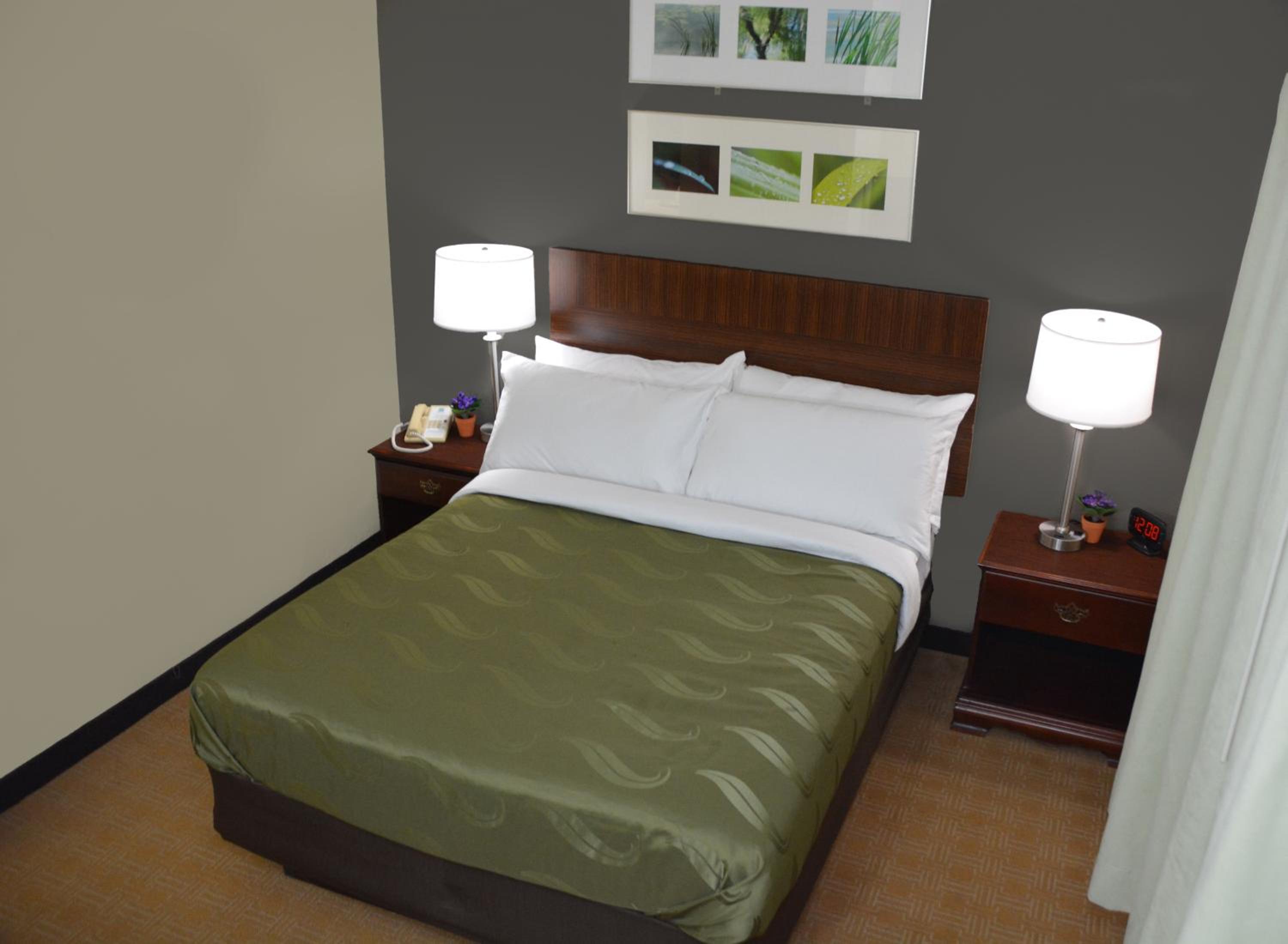 Queen Suite - Non-Smoking - Photo 3