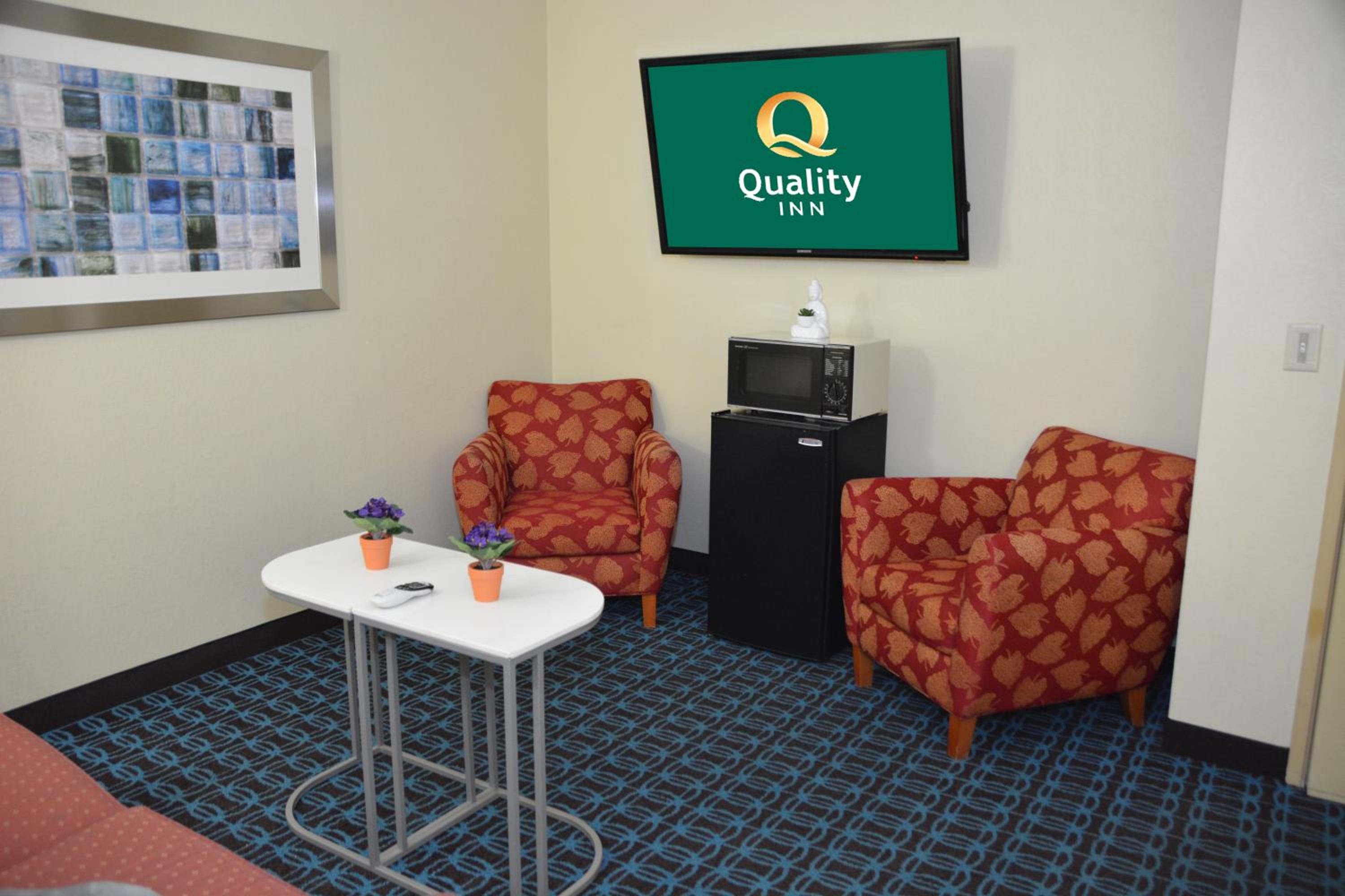 Queen Suite - Non-Smoking - Photo 13