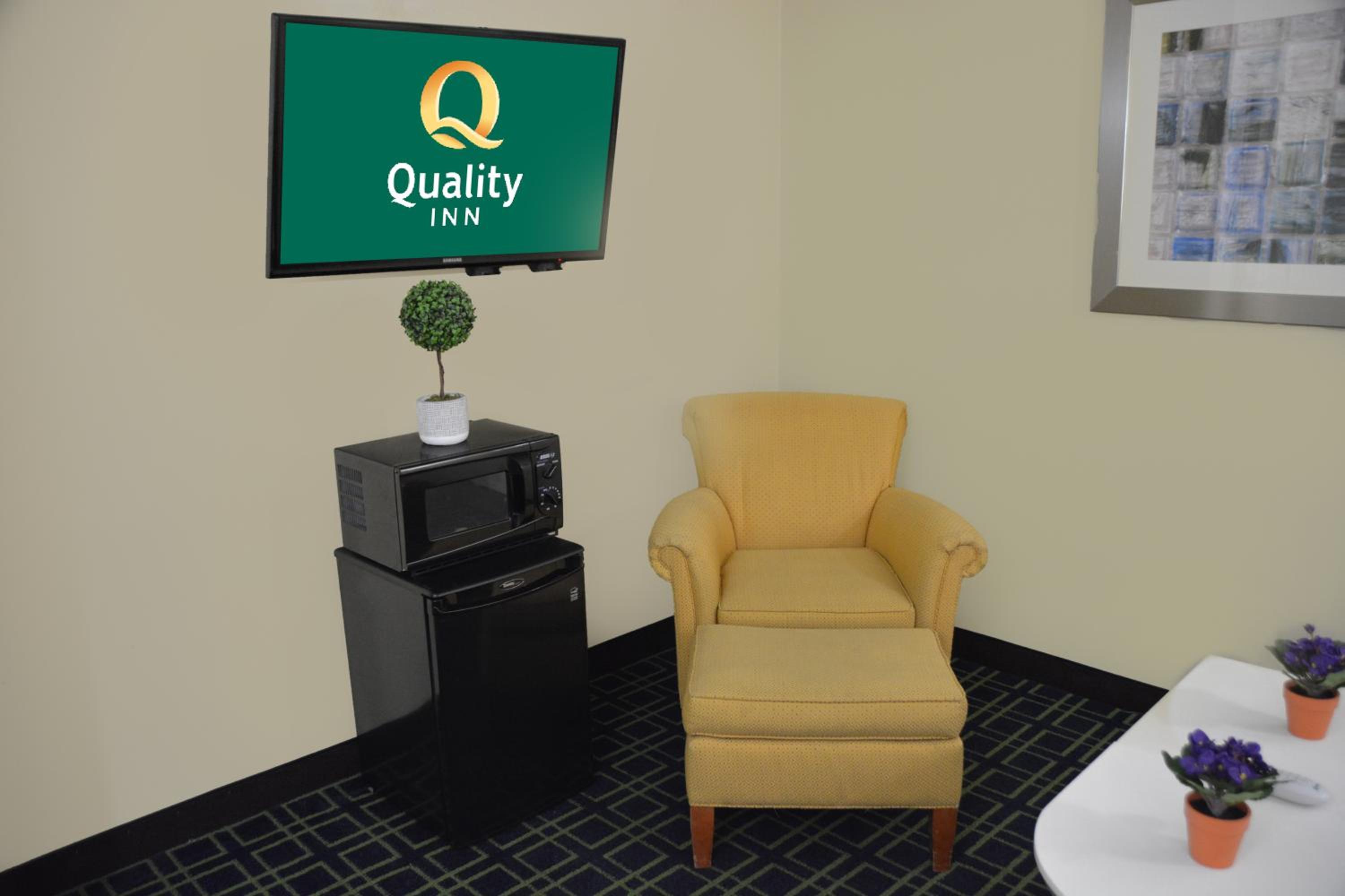 Queen Suite - Non-Smoking - Photo 12