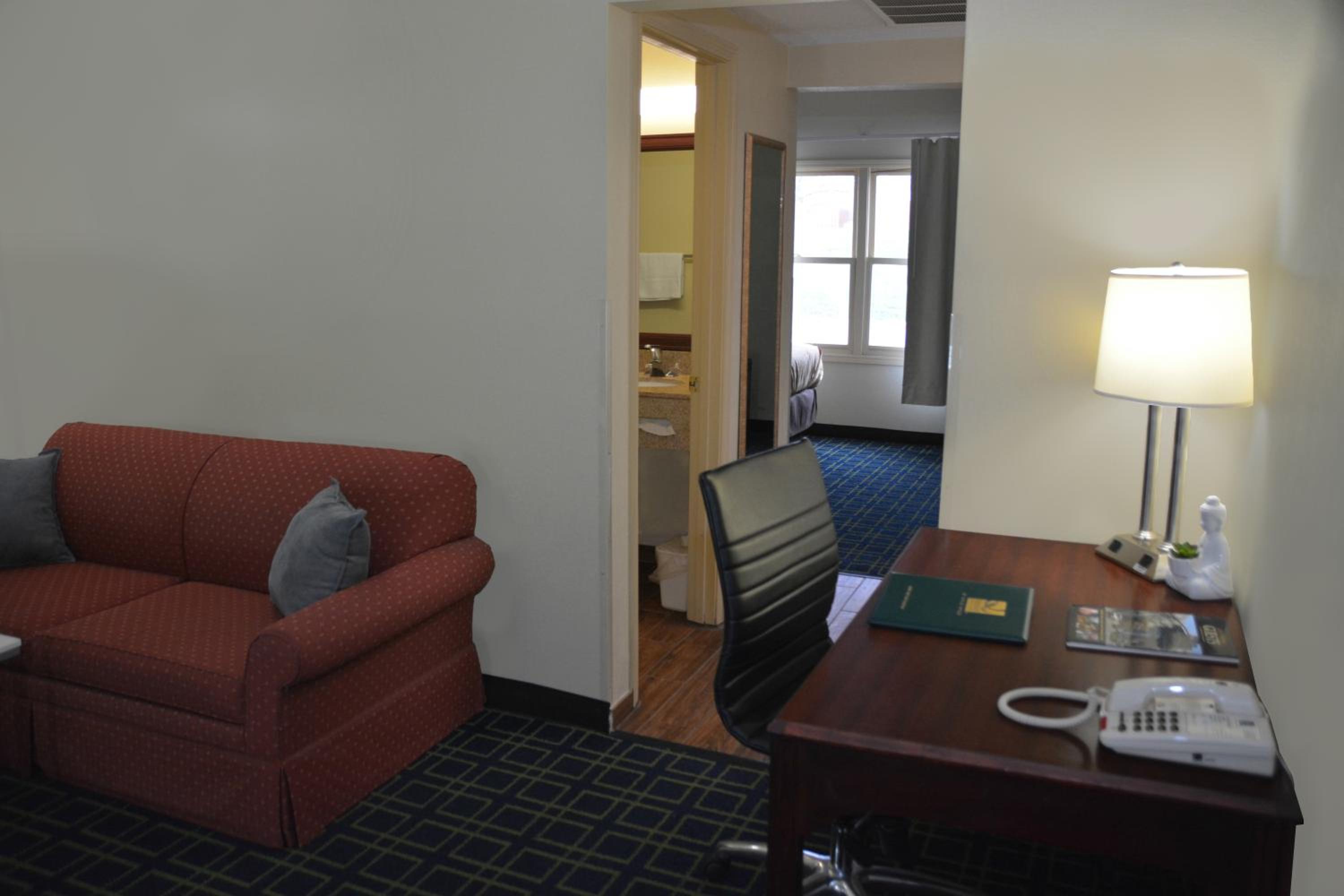 Queen Suite - Non-Smoking - Photo 11