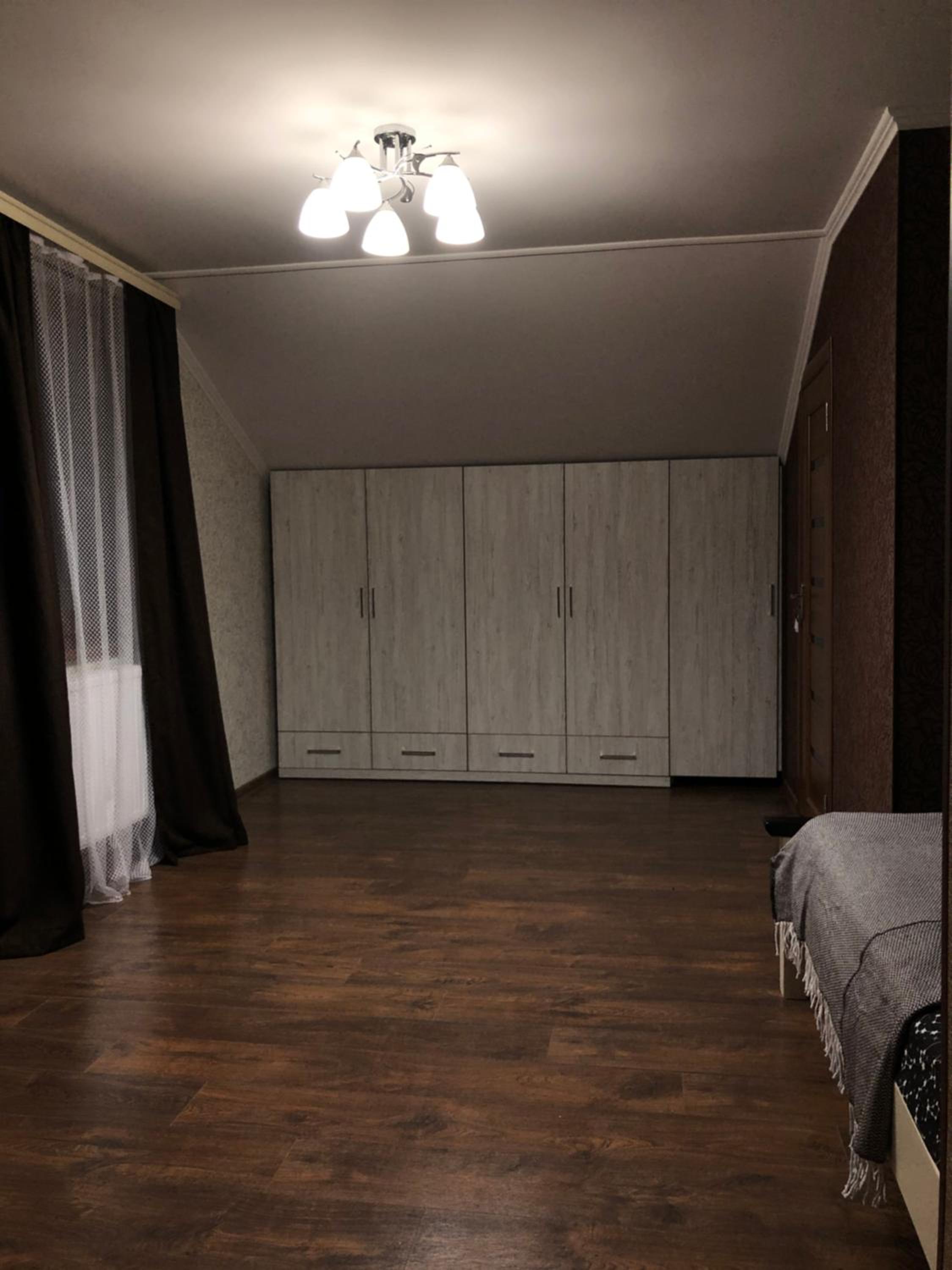 Seven-Bedroom House photo 3