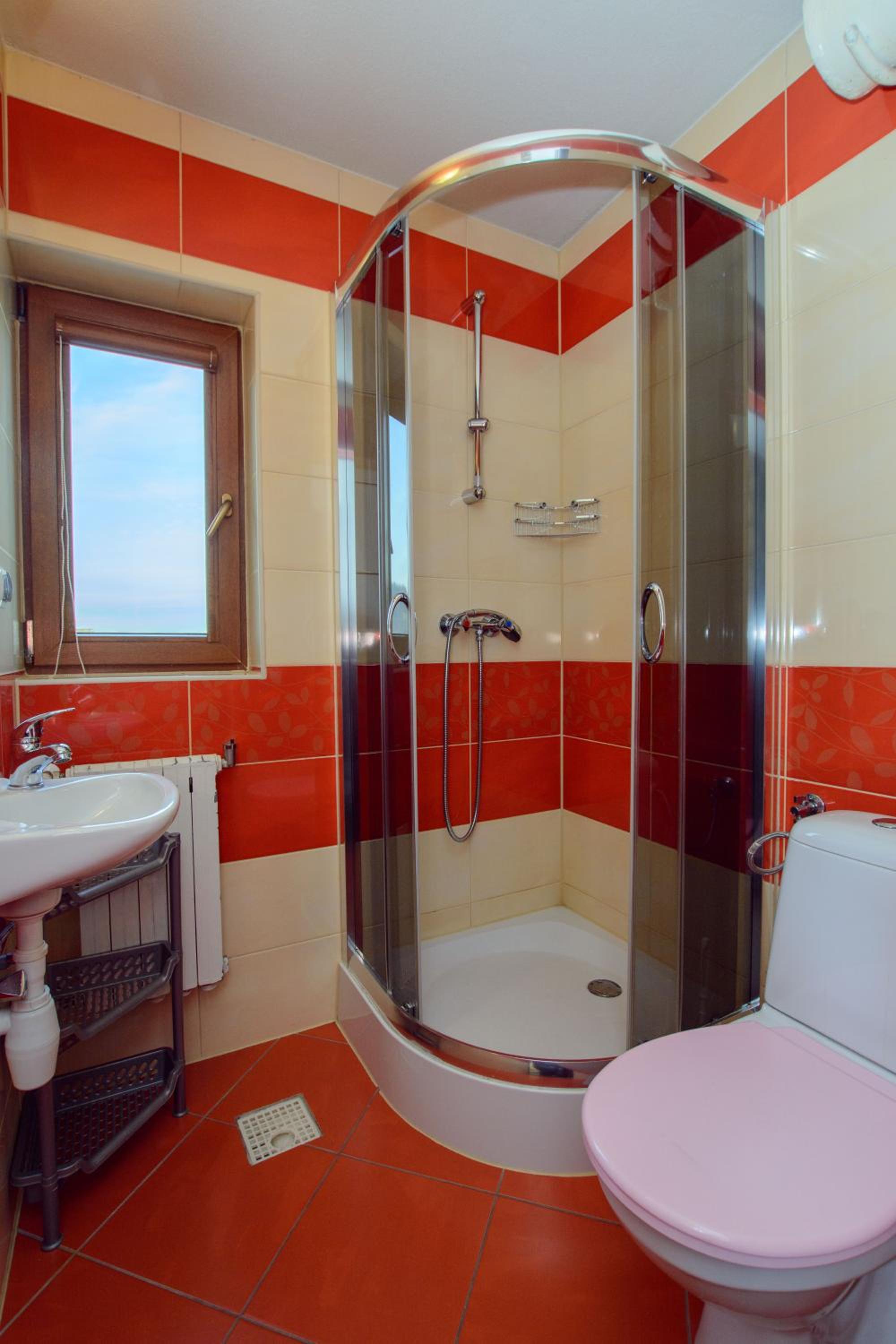 Double Room with Balcony - Photo 8