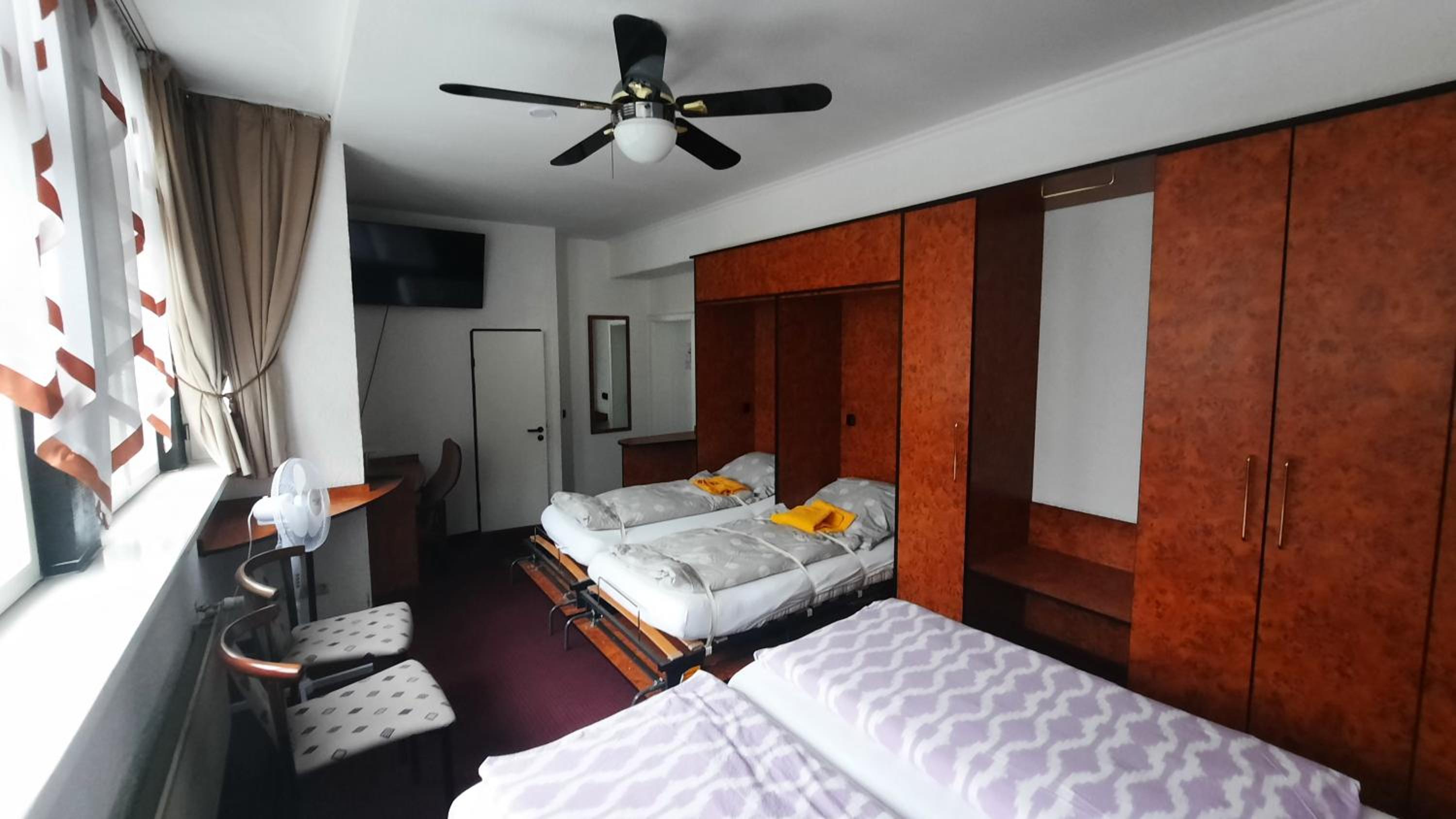 Quadruple Room with Private Bathroom - Photo 3