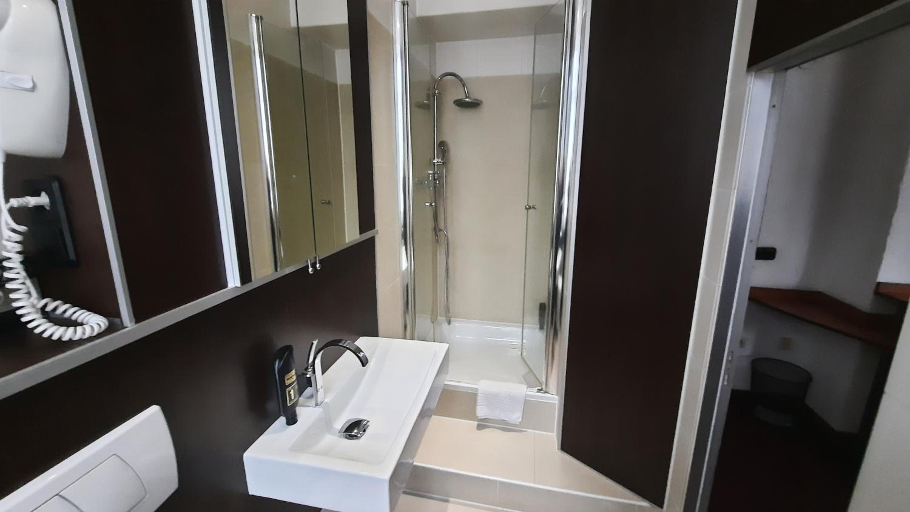 Quadruple Room with Private Bathroom - Photo 5