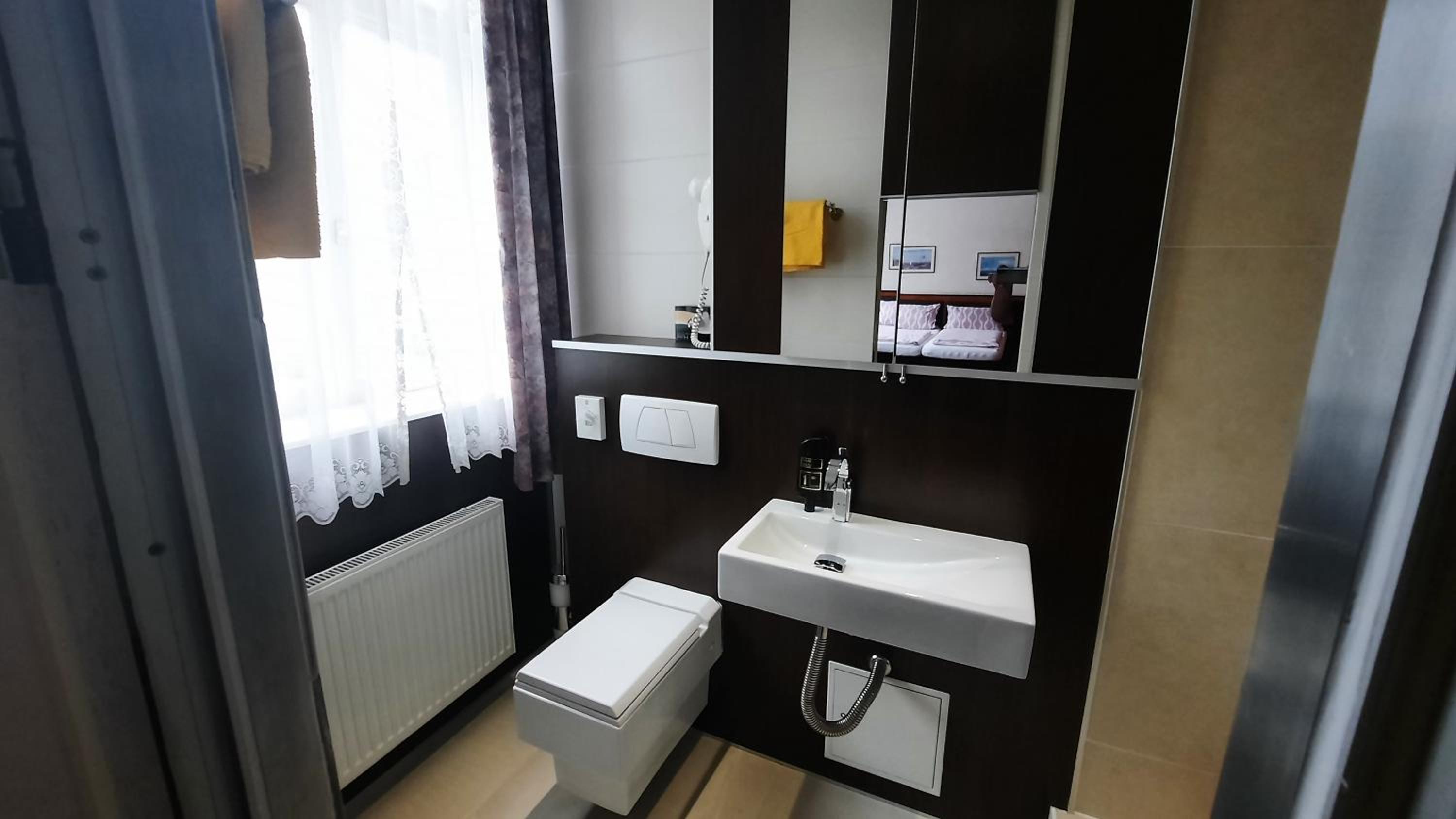 Quadruple Room with Private Bathroom - Photo 4