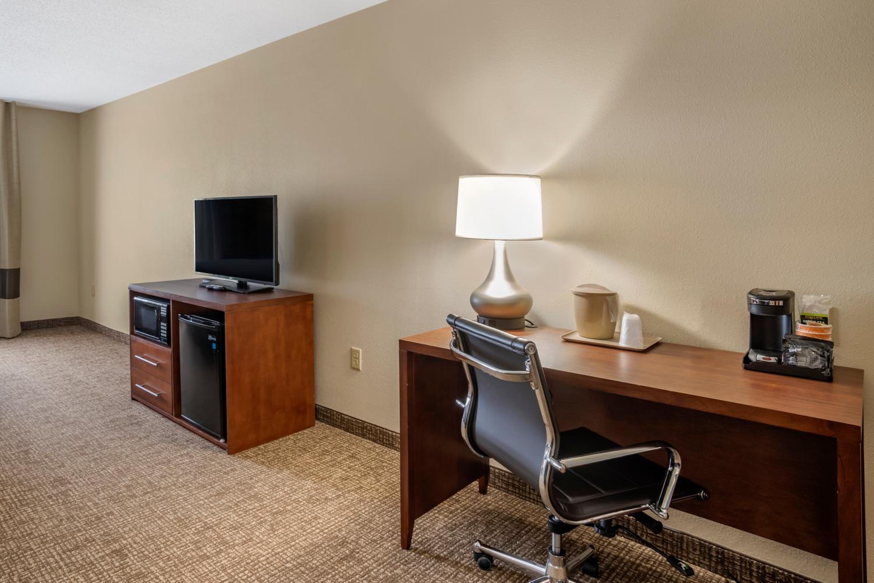 King Room - Non-Smoking - Photo 6