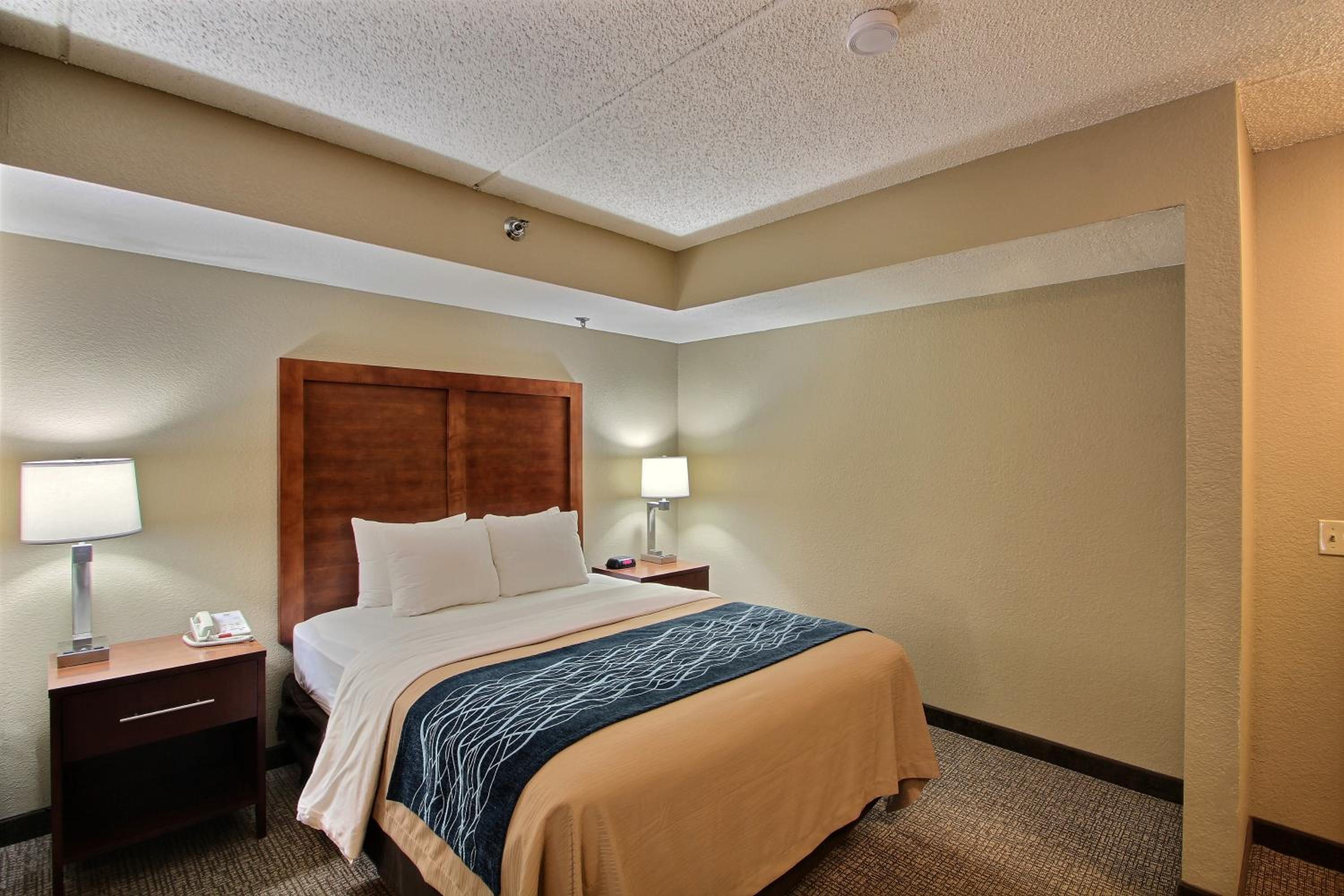 Queen Suite - Accessible/Non-Smoking photo 1