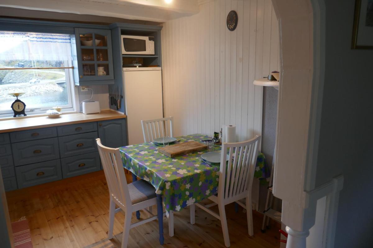 Three-Bedroom House - Photo 4