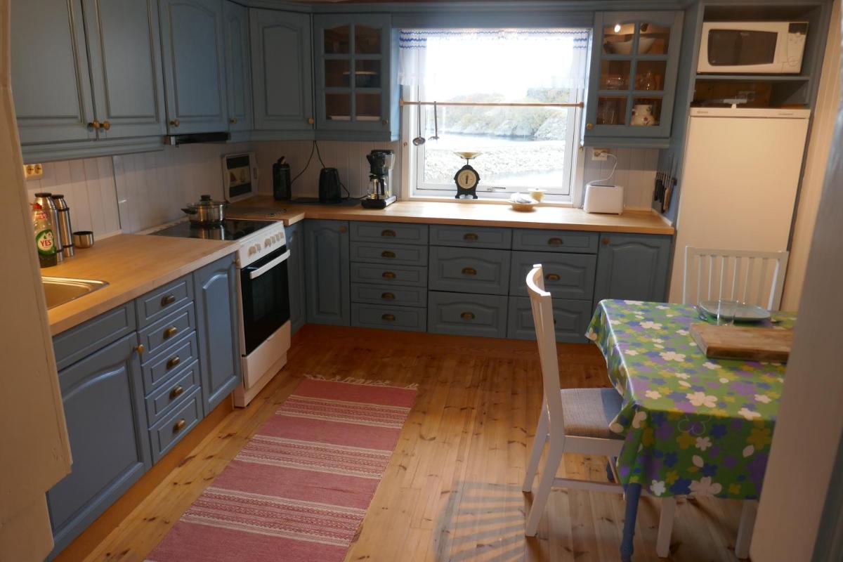 Three-Bedroom House - Photo 5