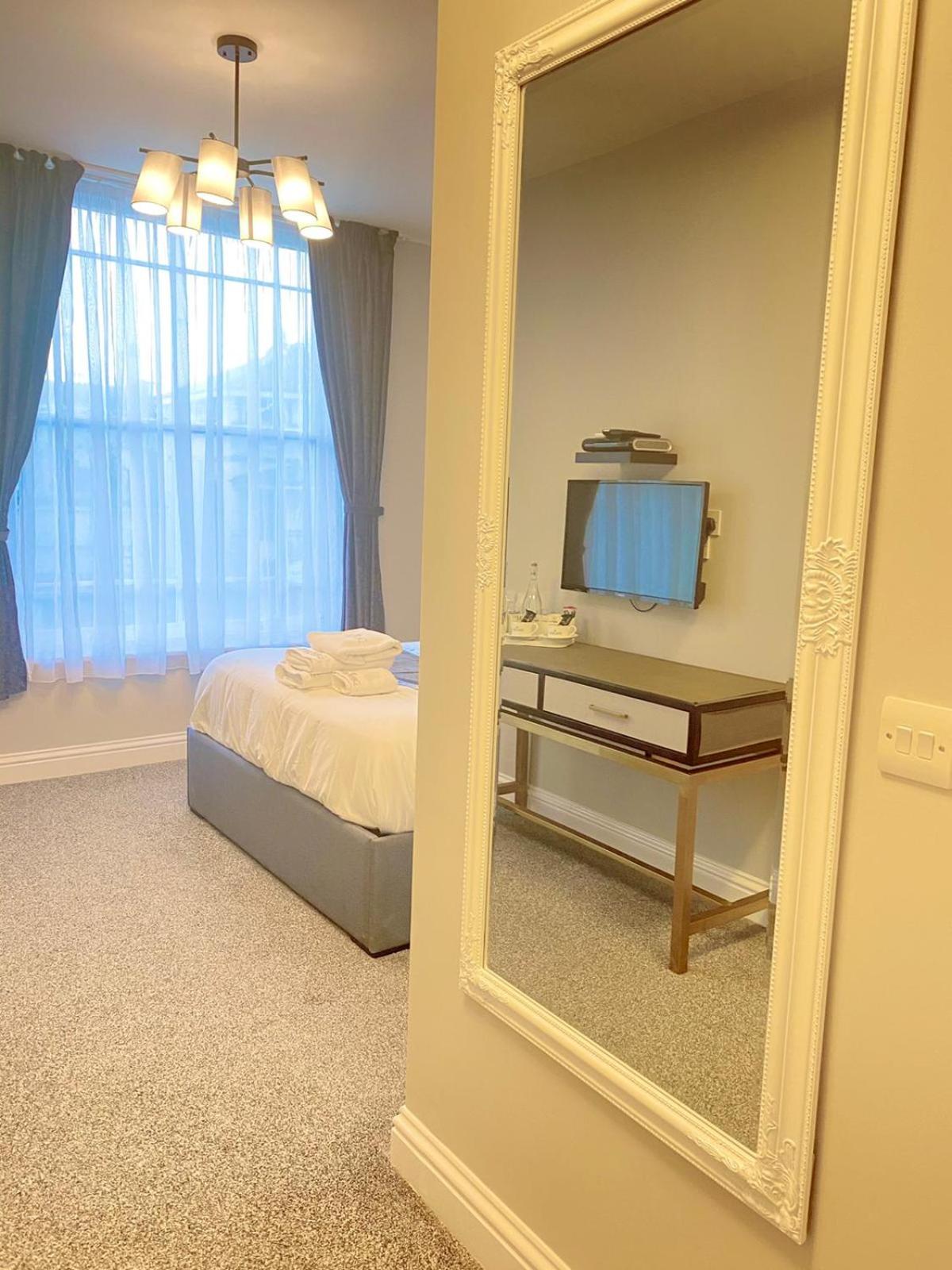 The Duchess Quarters - Deluxe Double Room with Sauna Shower photo 3