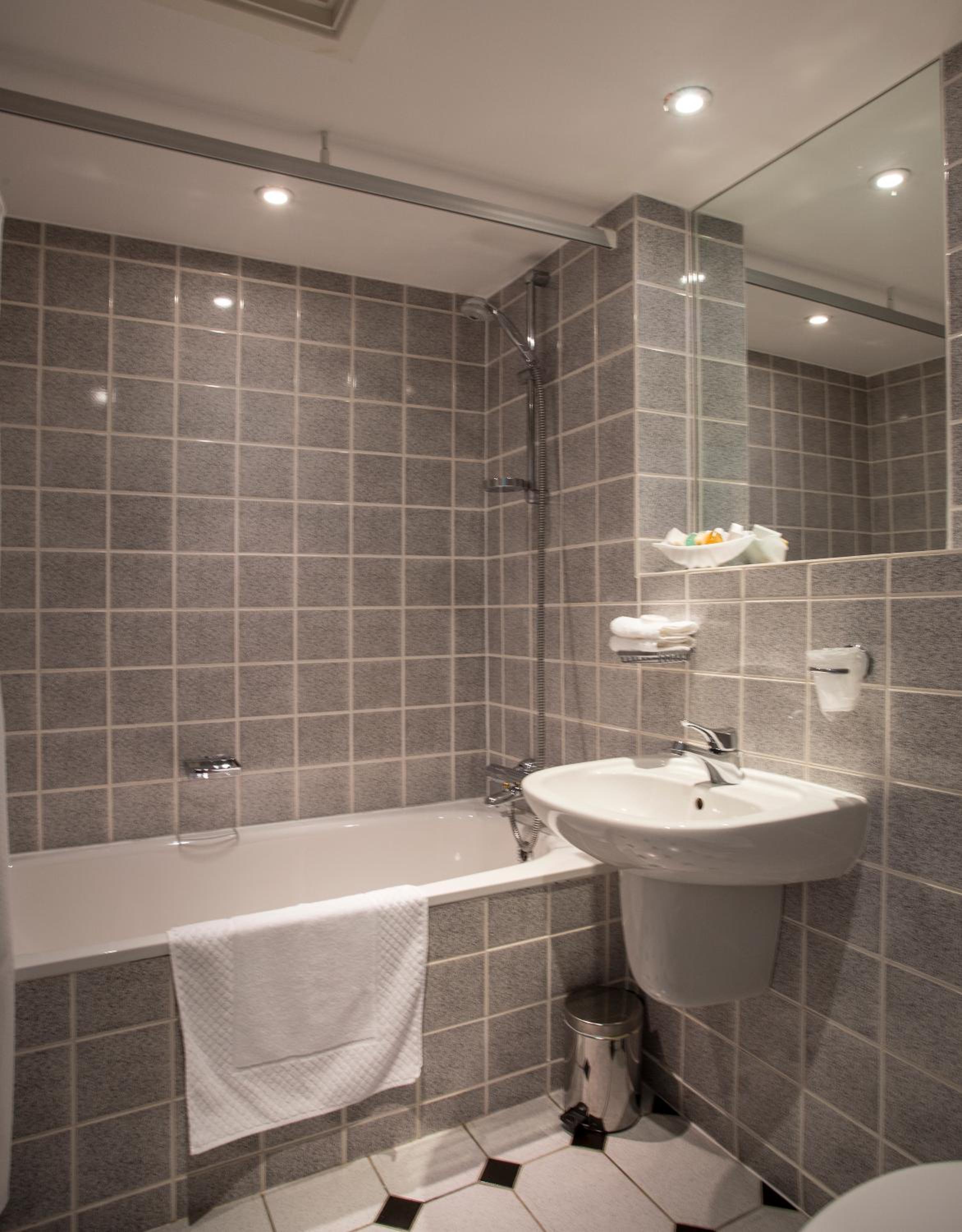 Twin Room with Bathroom photo 3