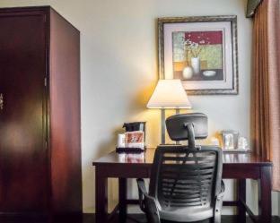 Quadruple Room with Two Queen Beds - Non Smoking/Ground floor/Pet Friendly - Photo 4