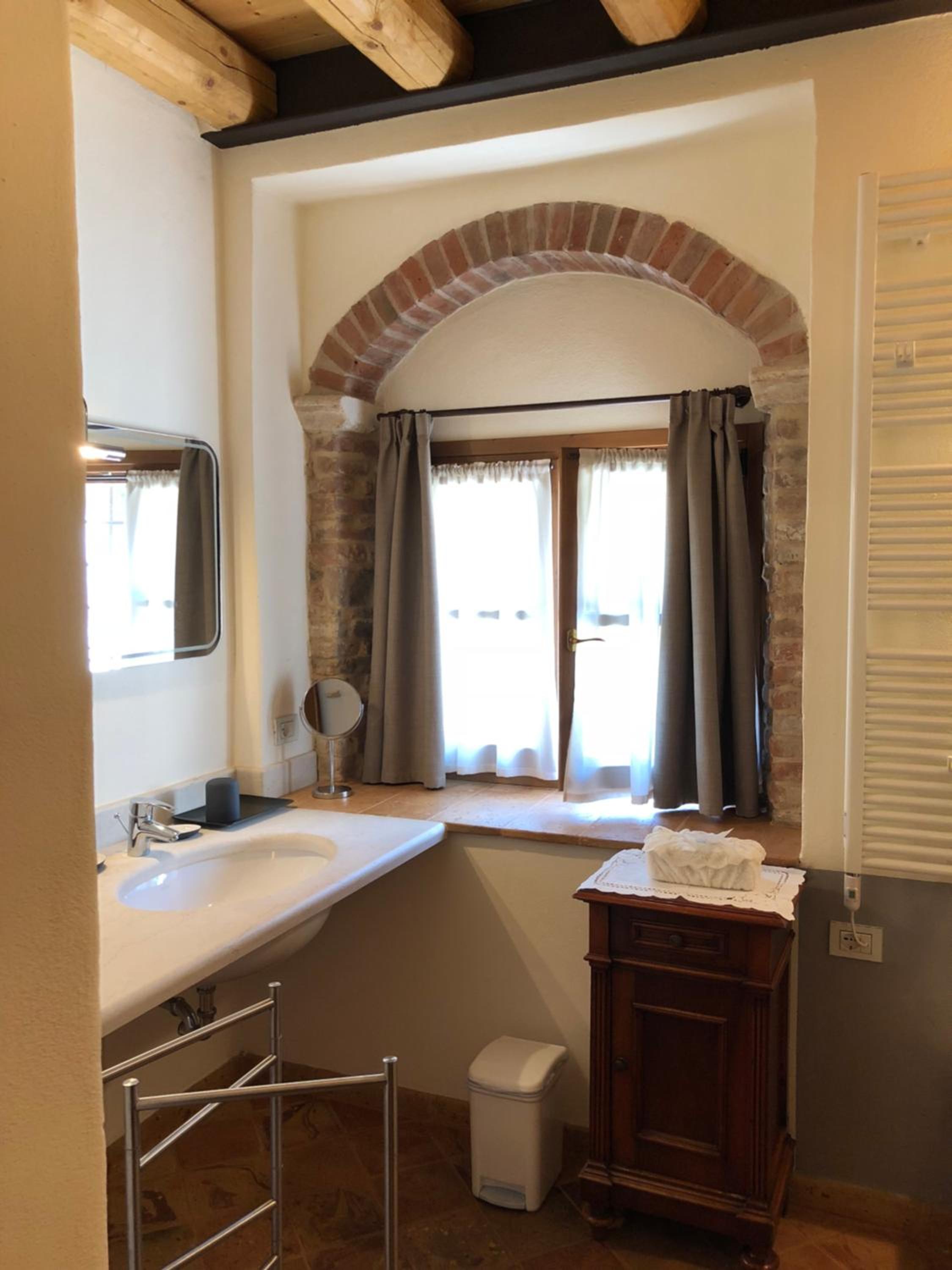 Four-Bedroom House - Photo 22