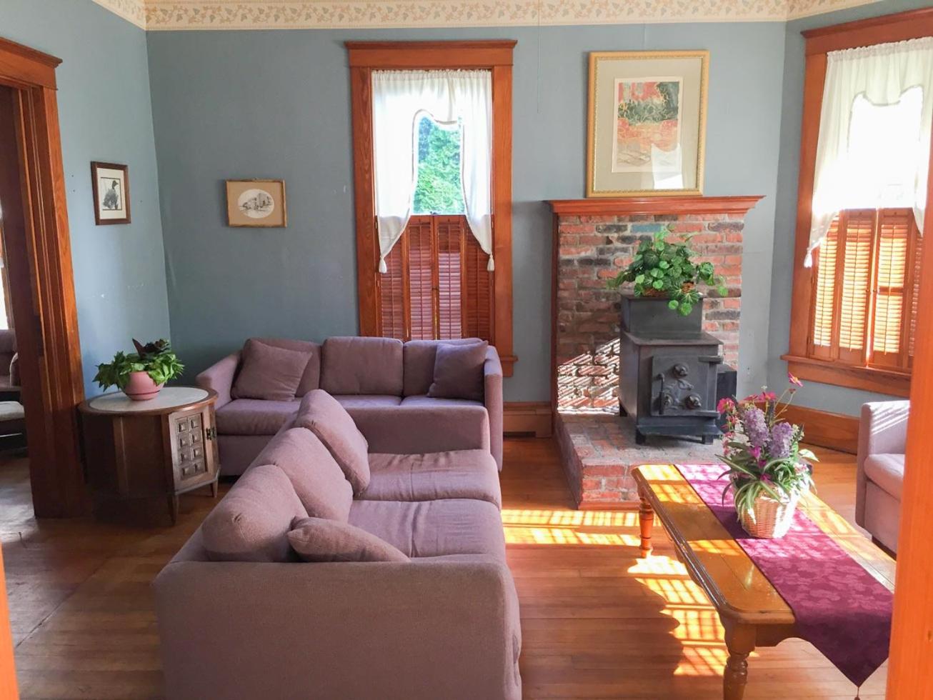 Five-Bedroom House photo 2