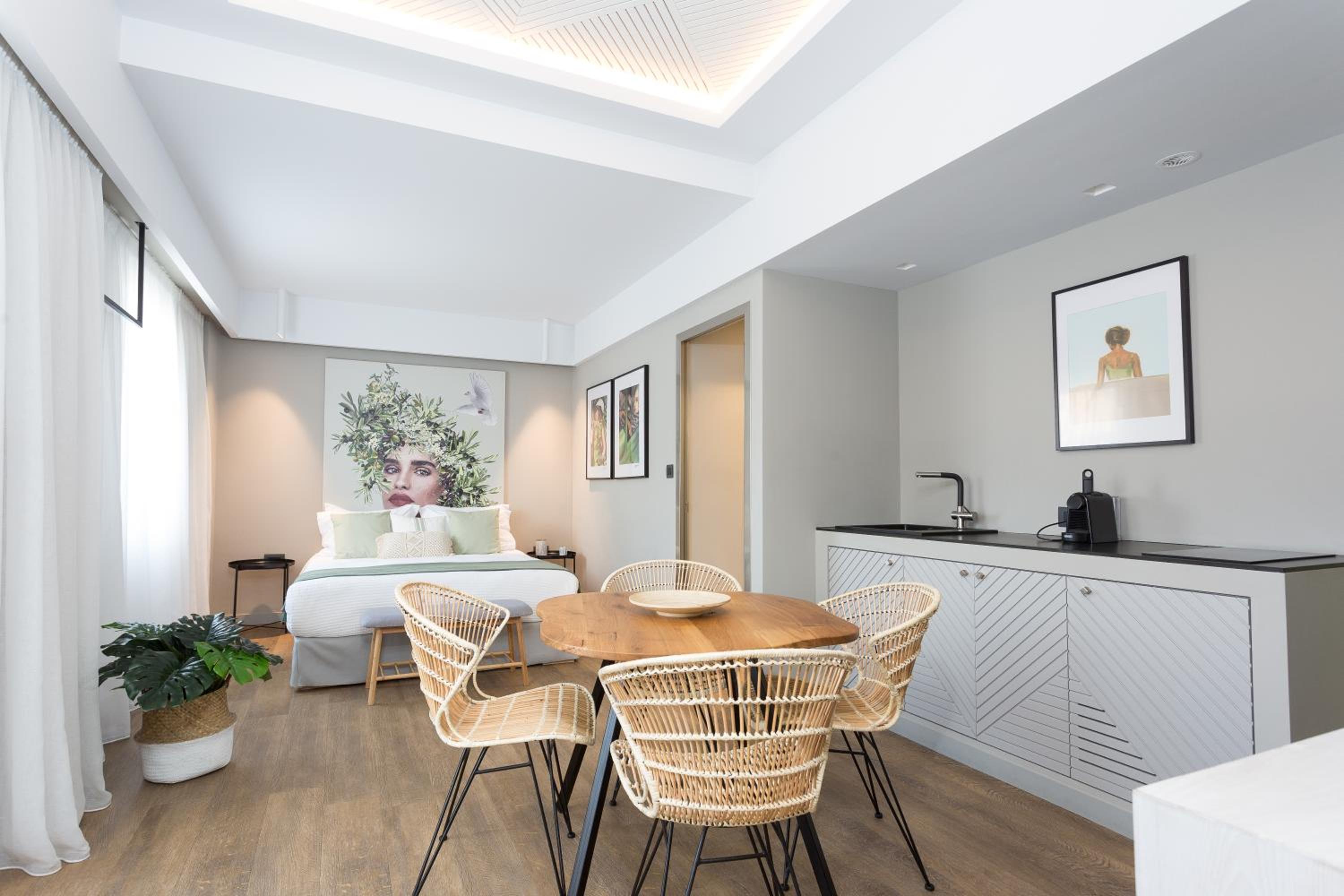 Executive Suite - Photo 11