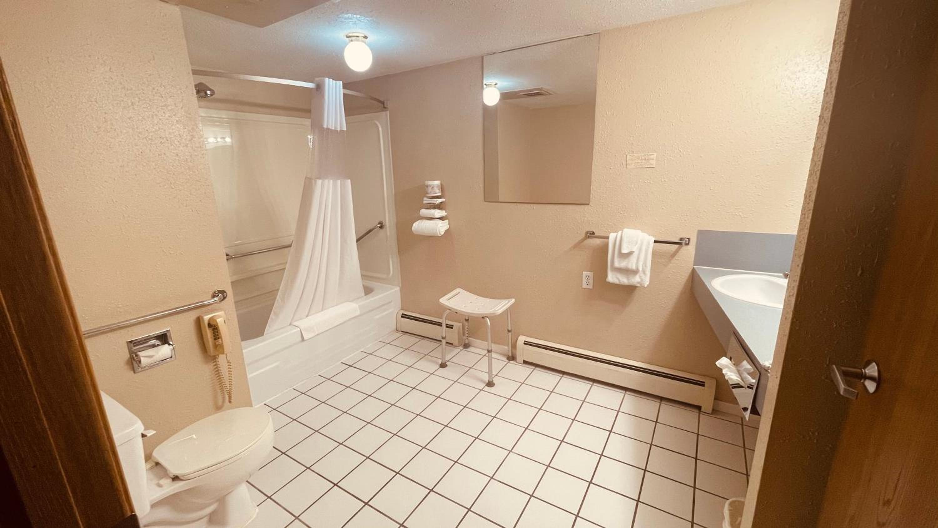 Queen Room - Mobility Access/Non-Smoking